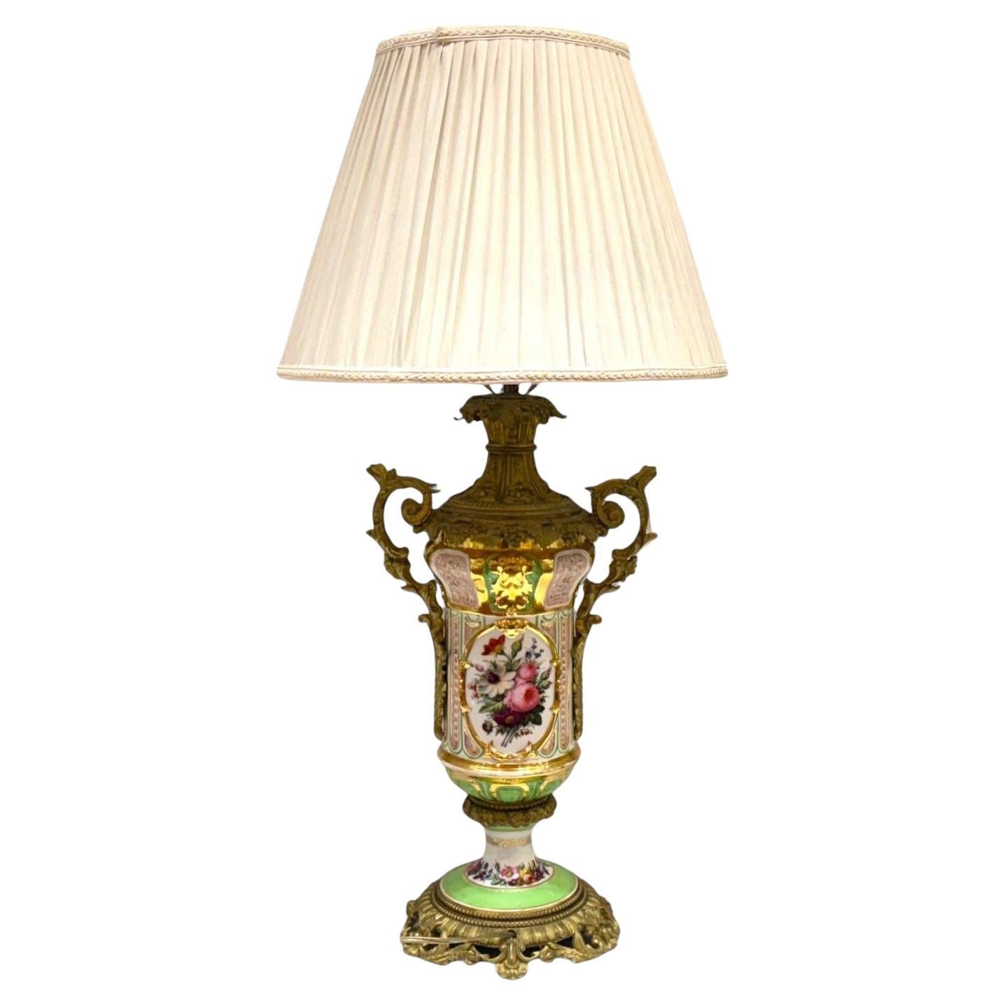 Französische Design, vergoldete Bronze, Porzellan, verschnörkelte Tischlampe, Frankreich, 19. Jahrhundert.
