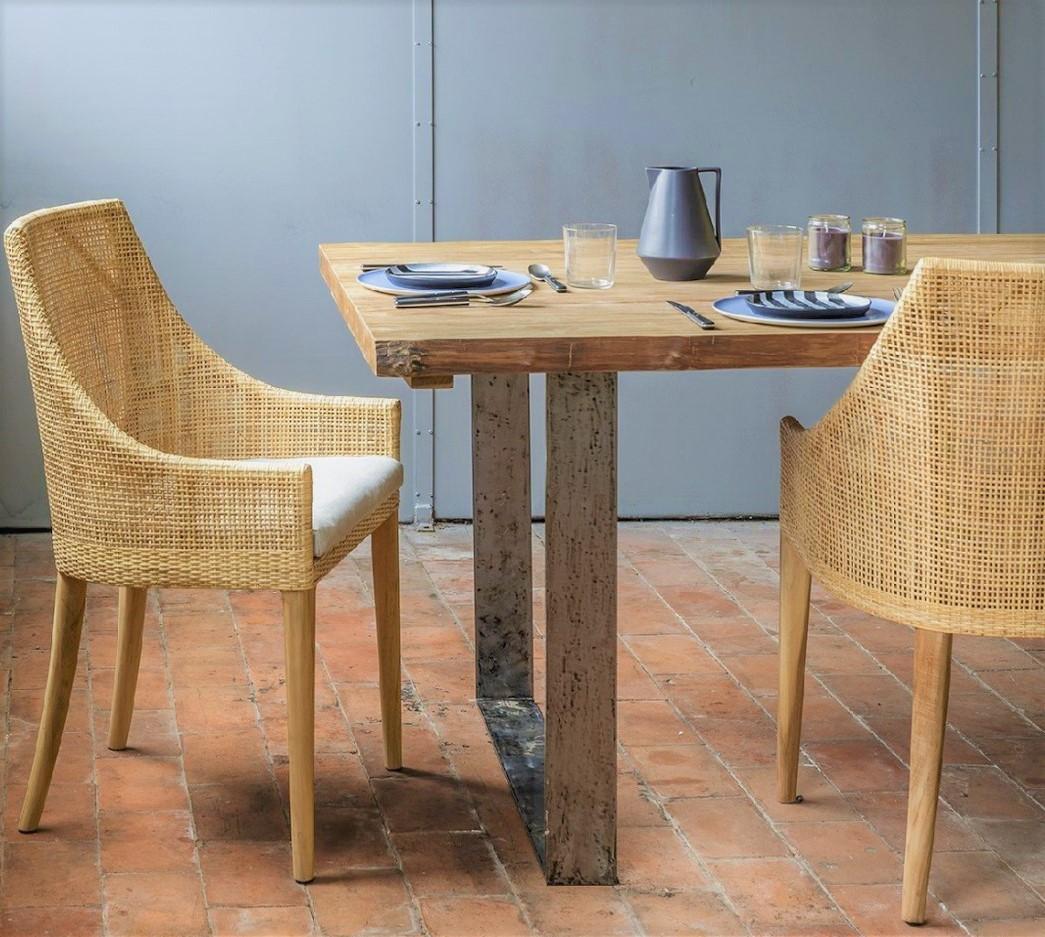 Elegant set of six rattan chairs with natural teak feet and handbraided rattan seat shell (cushions seat are included) combining quality, robustness and class. They will be perfect on your terrace, in your veranda, your winter garden, around the