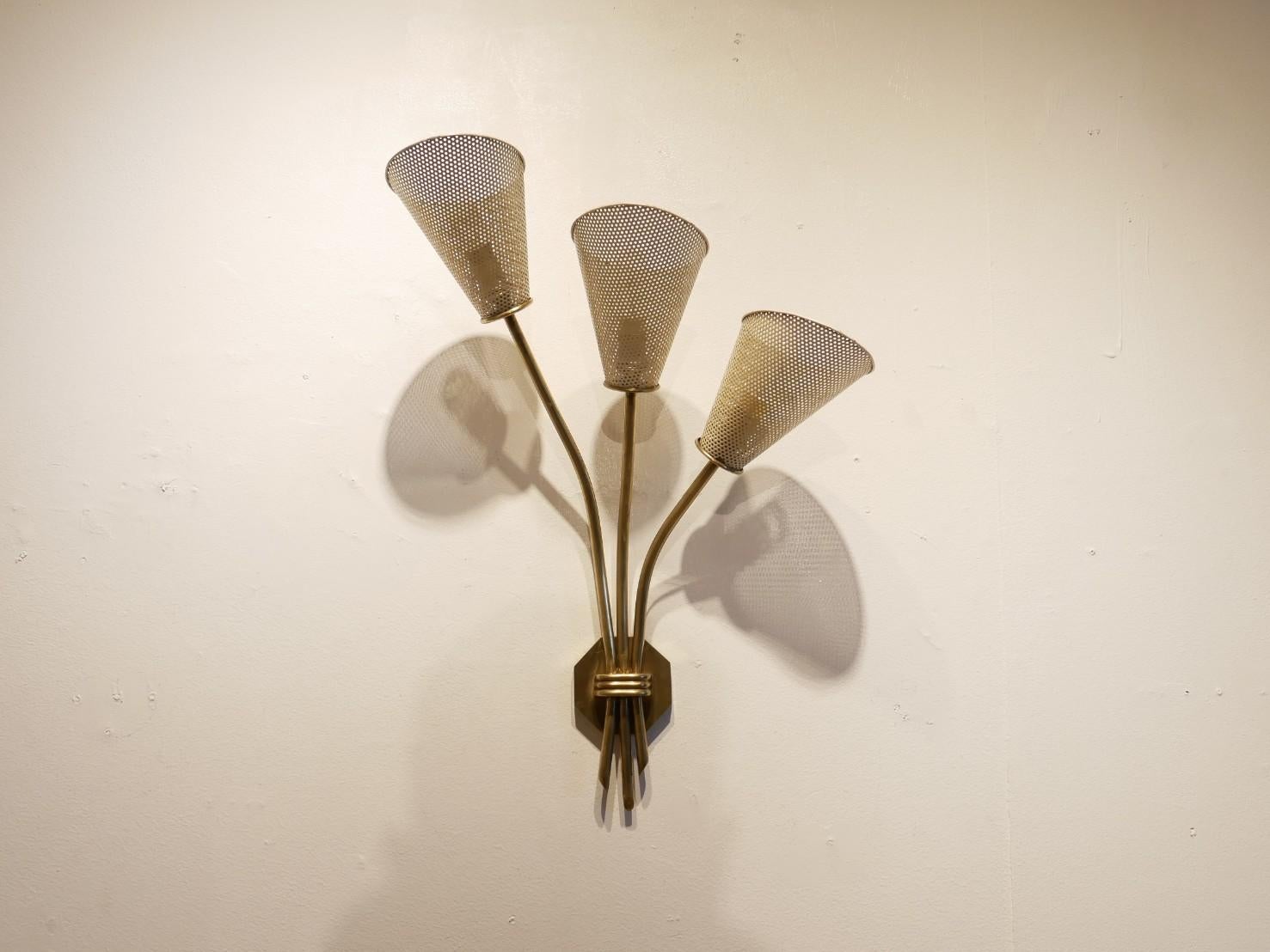 Midcentury french design wall sconce from Kobis & Laurence - full brass 3 stems structure matched with original white painted perforated metal diffusers.