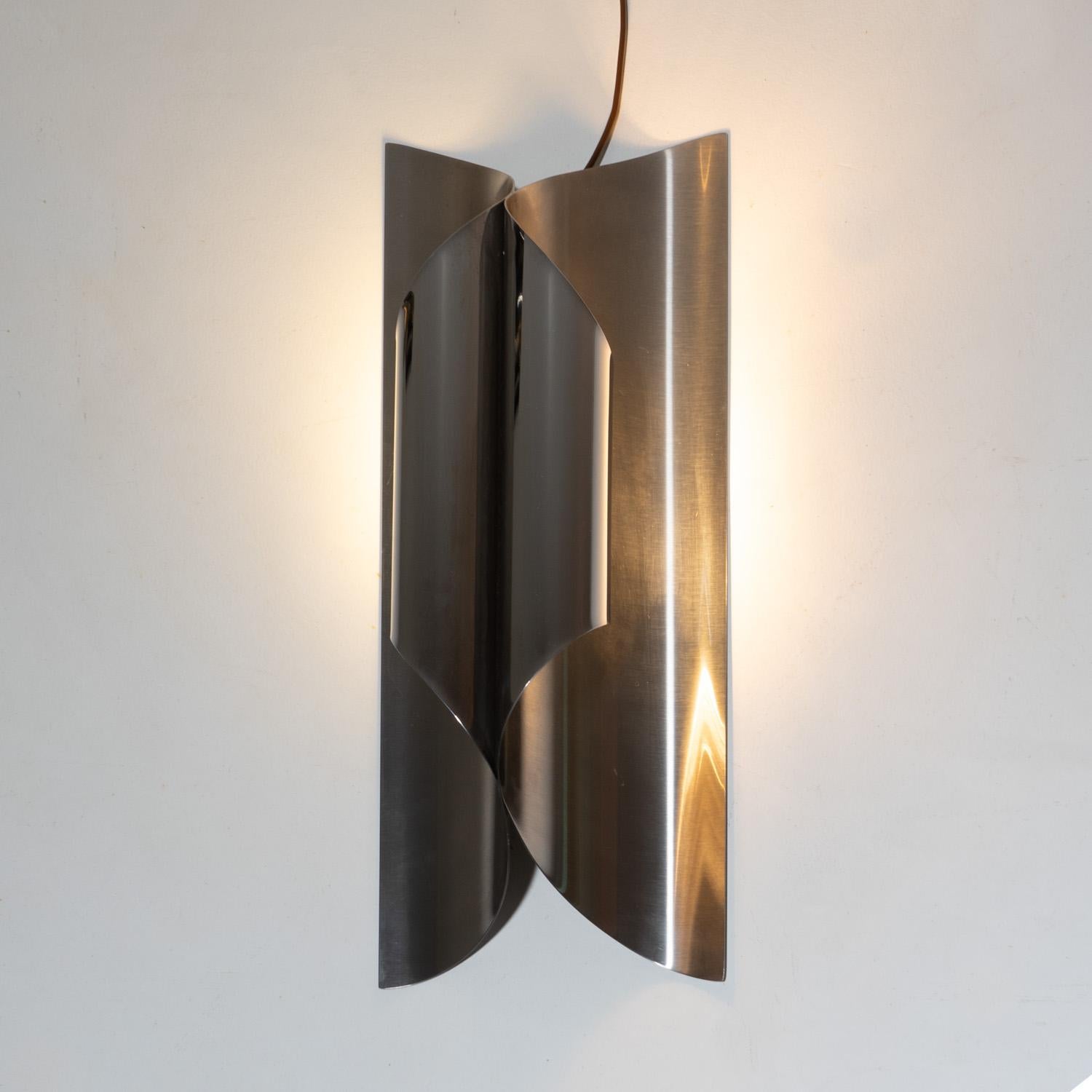 Metallo Sconcese da parete Maison Charles di design francese, anni '70, set di due in vendita