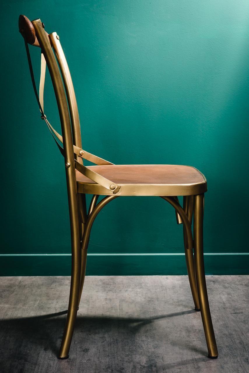 Stuhl im Bistro-Stil aus Metall und cognacfarbenem Leder im französischen Design (Französisch) im Angebot