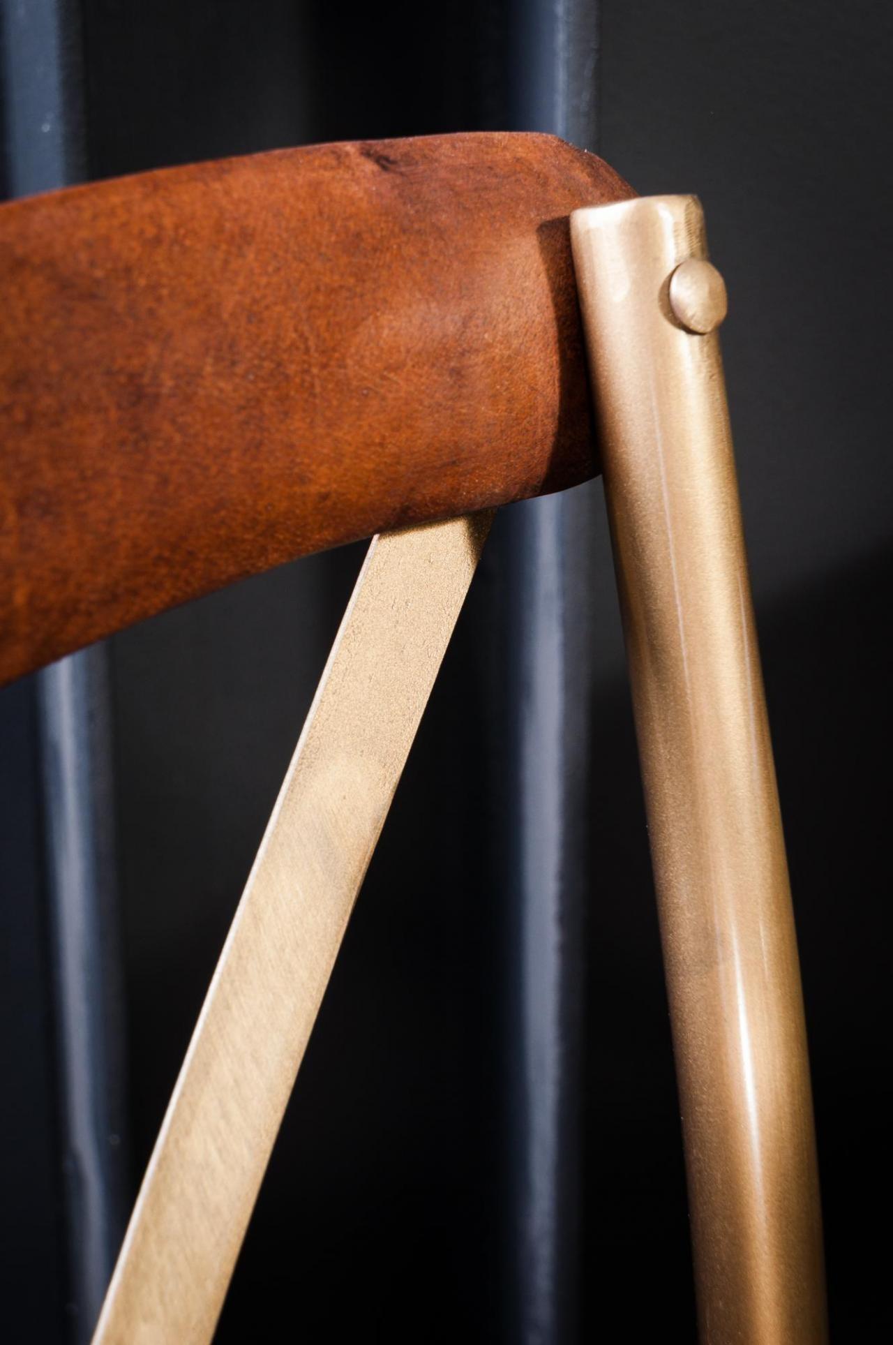 Eleganter Barhocker im Stil der alten französischen Bistros, mit Metallstruktur und Sitz und Rückenlehne aus Leder, der Qualität, Robustheit und Klasse vereint. Bequem und ergonomisch, Luft und Design.