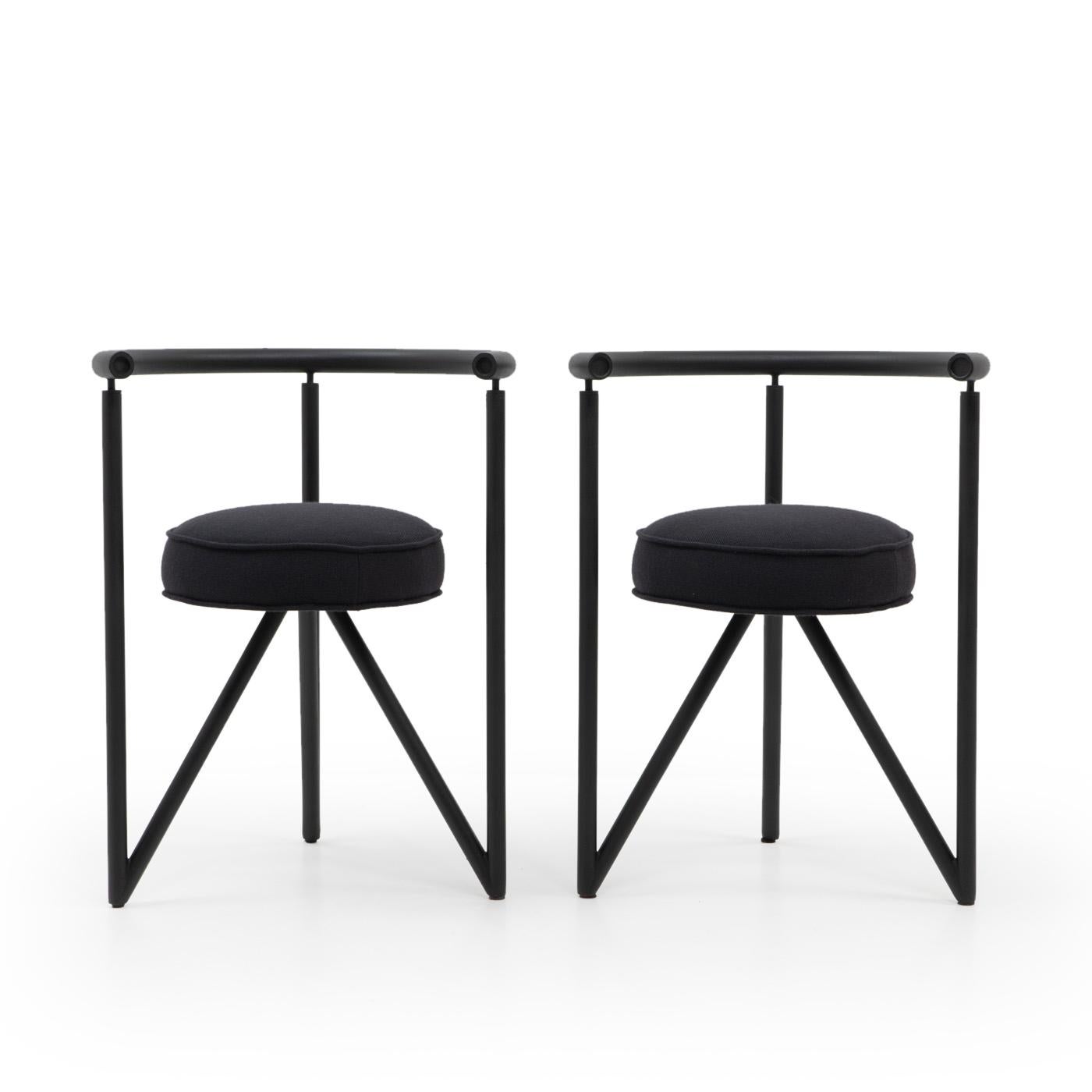 Philippe Starck - Sedia Miss Dorn in acciaio rivestito di nero, prodotta da Disform in Francia, anni '80.

Starck, pioniere del design francese, è noto per il suo approccio innovativo e versatile all'architettura, all'arredamento e al design dei