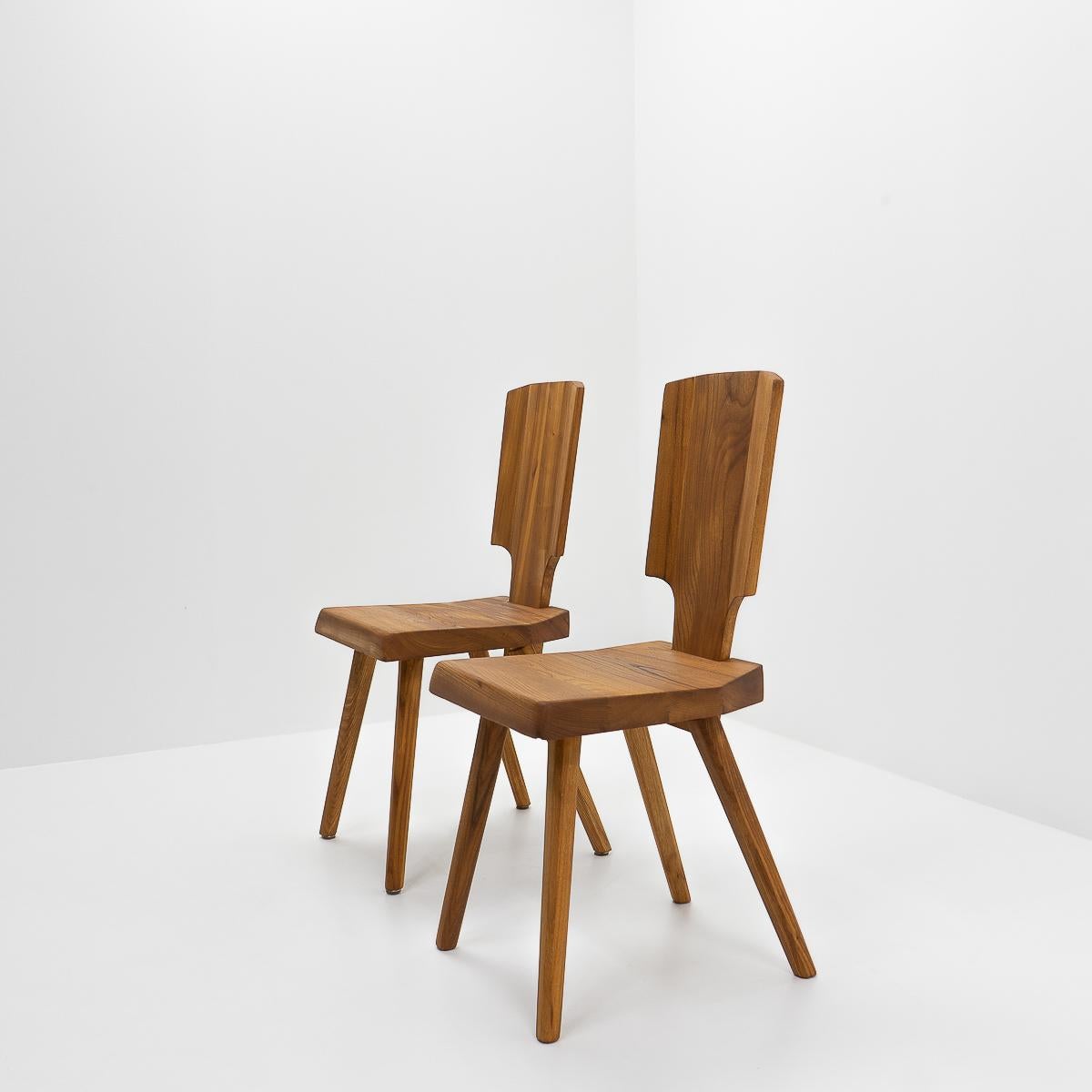 Vintage S28 chairs in elm: According to Pierre Chapo, the S28 is a modern interpretation of the traditional Alsatian chair, removed of any decorative elements, while maintaining its comfort and silhouette.

As with all furniture by Chapo, this