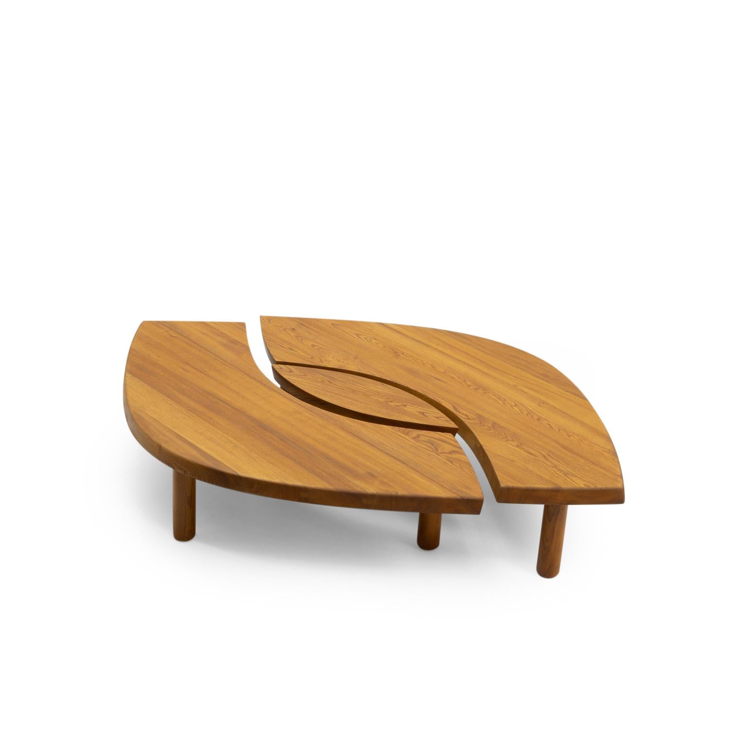 Magnifique table basse originale T22 en forme d'œil, conçue par Pierre Chapo : La table est composée de trois parties individuelles, qui peuvent être séparées selon les images.

Comme tous les meubles de Chapo, ce meuble présente une excellente