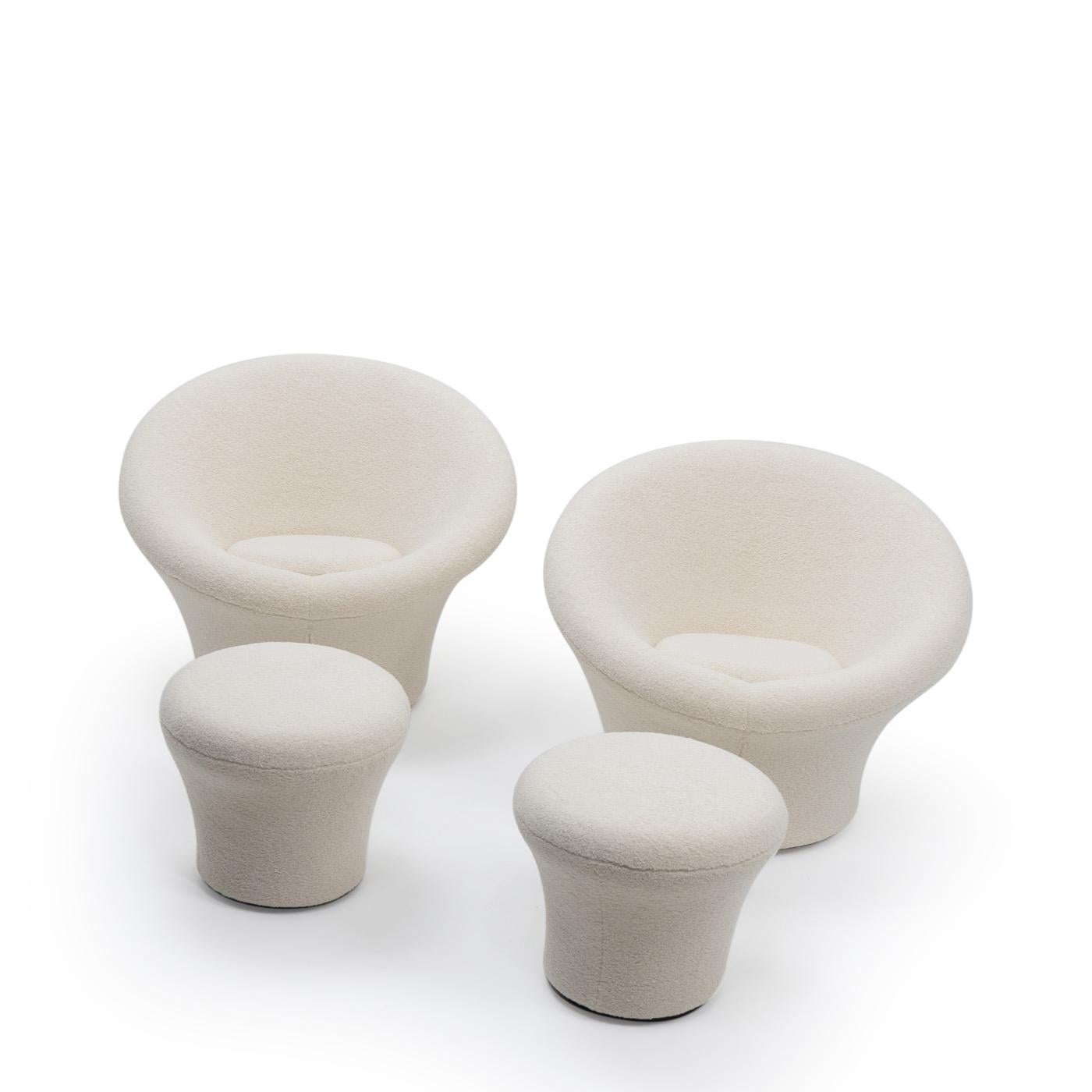 Pierre Paulin est un designer français né à Paris, qui a créé ses pièces les plus connues en collaboration avec Artifort (Pays-Bas). Les plus célèbres sont la langue, le ruban ou la chaise champignon, qui figurent dans plusieurs musées tels que le