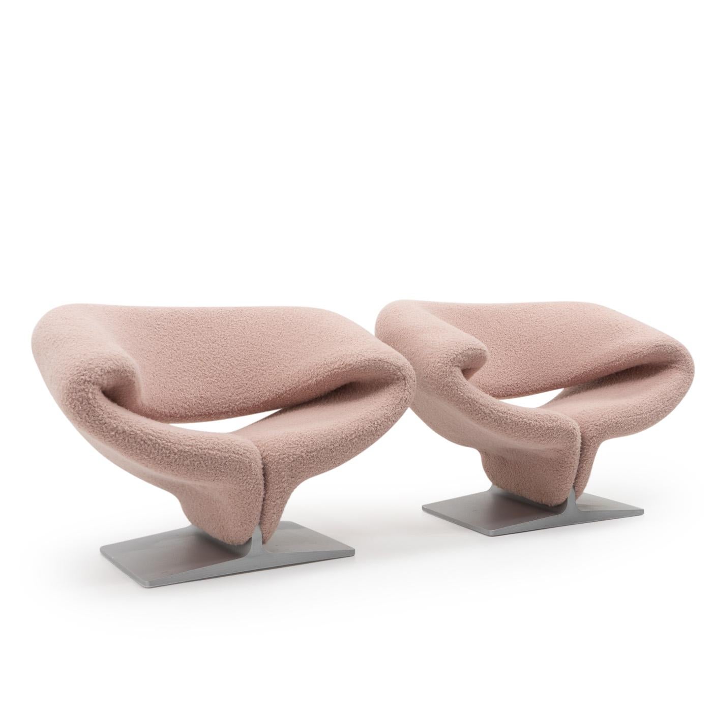 La chaise Ribbon, avec sa silhouette caractéristique, est un meuble emblématique conçu en 1966 par Pierre Paulin : 

Pierre Paulin est un designer français né à Paris, qui a créé ses pièces les plus connues en collaboration avec Artifort (Pays-Bas).