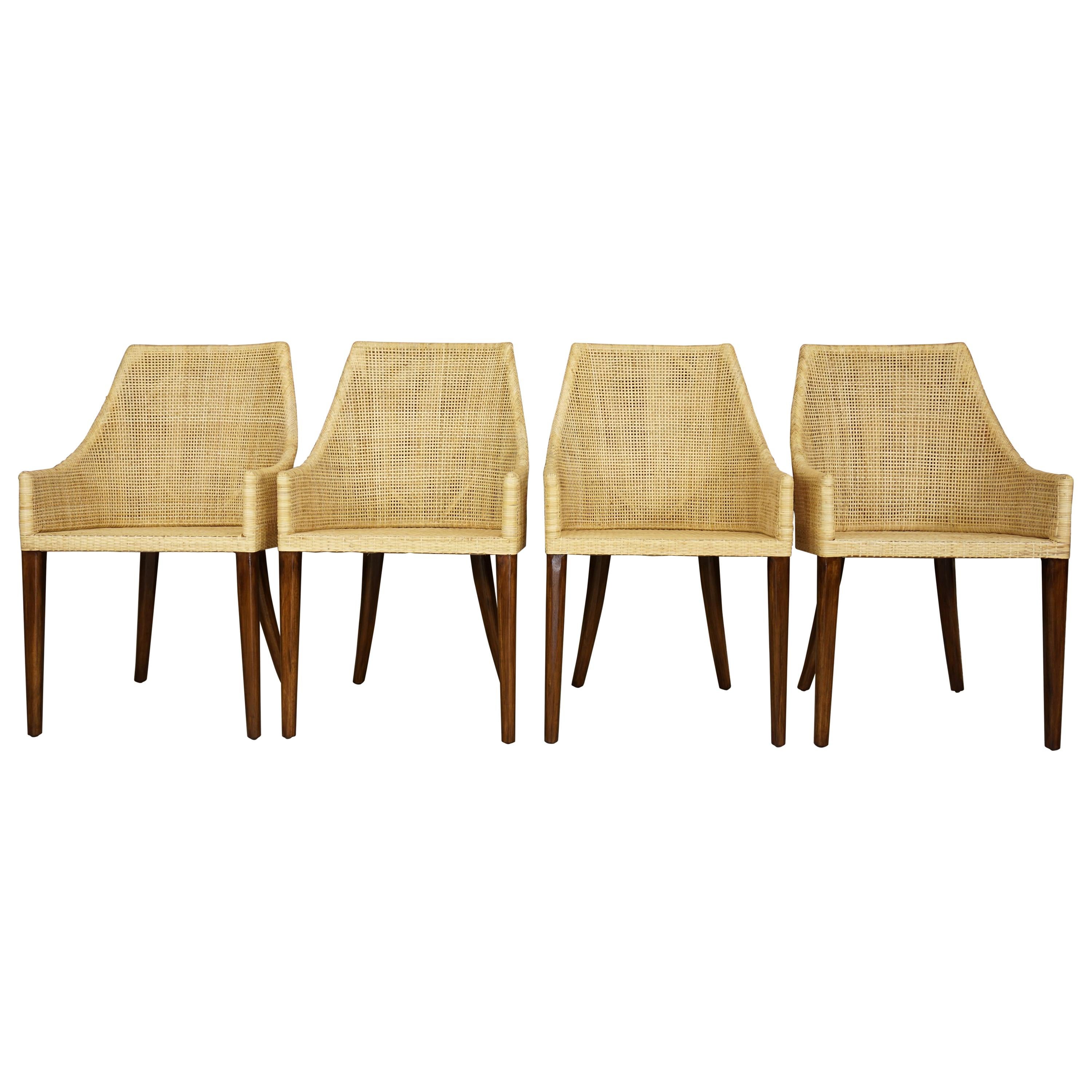 Elegant ensemble de 4 fauteuils de salle à manger avec pieds en bois massif et rotin tressé alliant qualité, robustesse et classe. Ils seront parfaits sur votre terrasse, dans votre véranda, dans votre jardin d'hiver, autour de la table à manger et