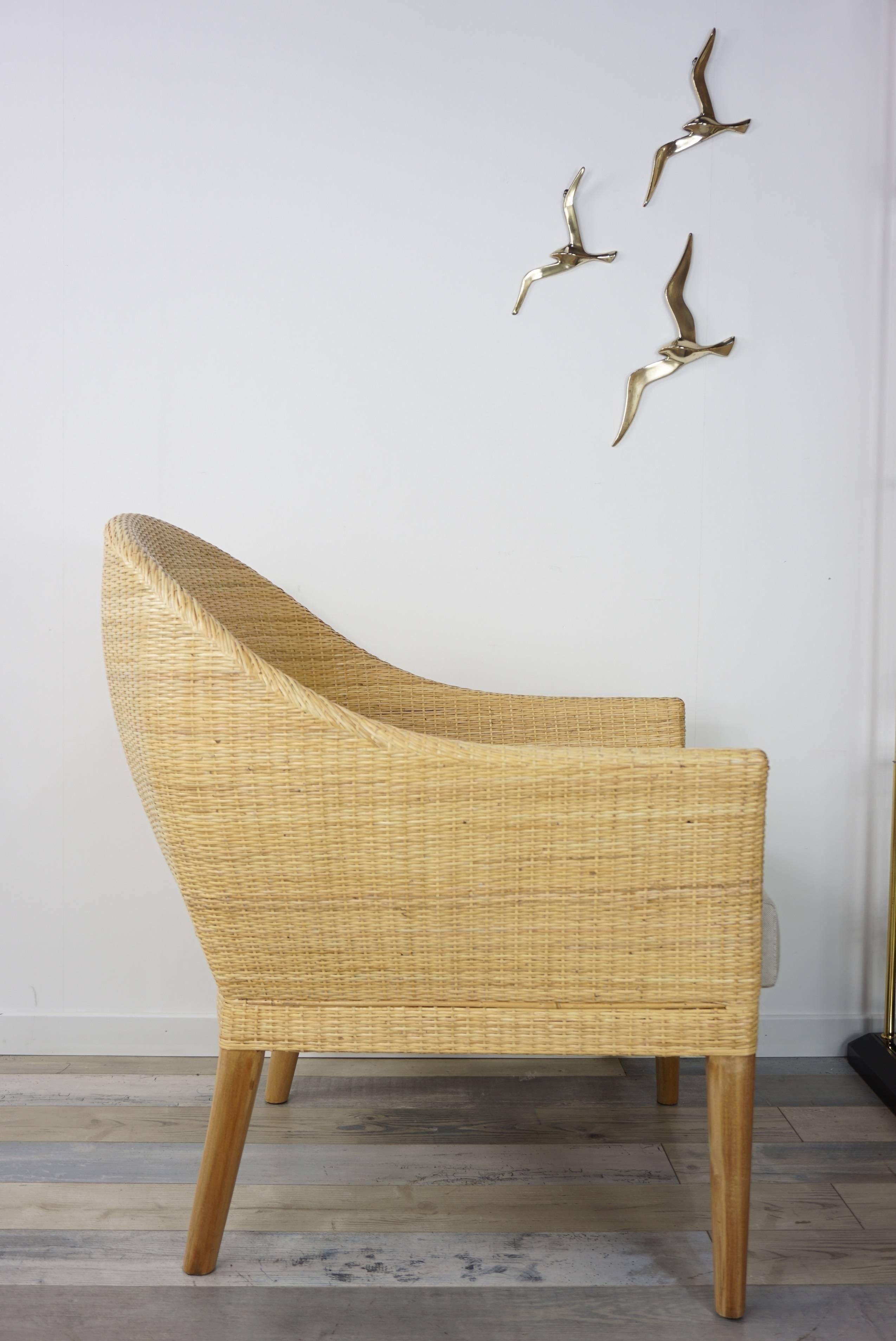 Elegant rattan armchair with a structure in natural teak combining quality, robustness and class. It will be perfect on your terrace, in your veranda, your winter garden, around the swimming pool ! In excellent condition (only two items available in