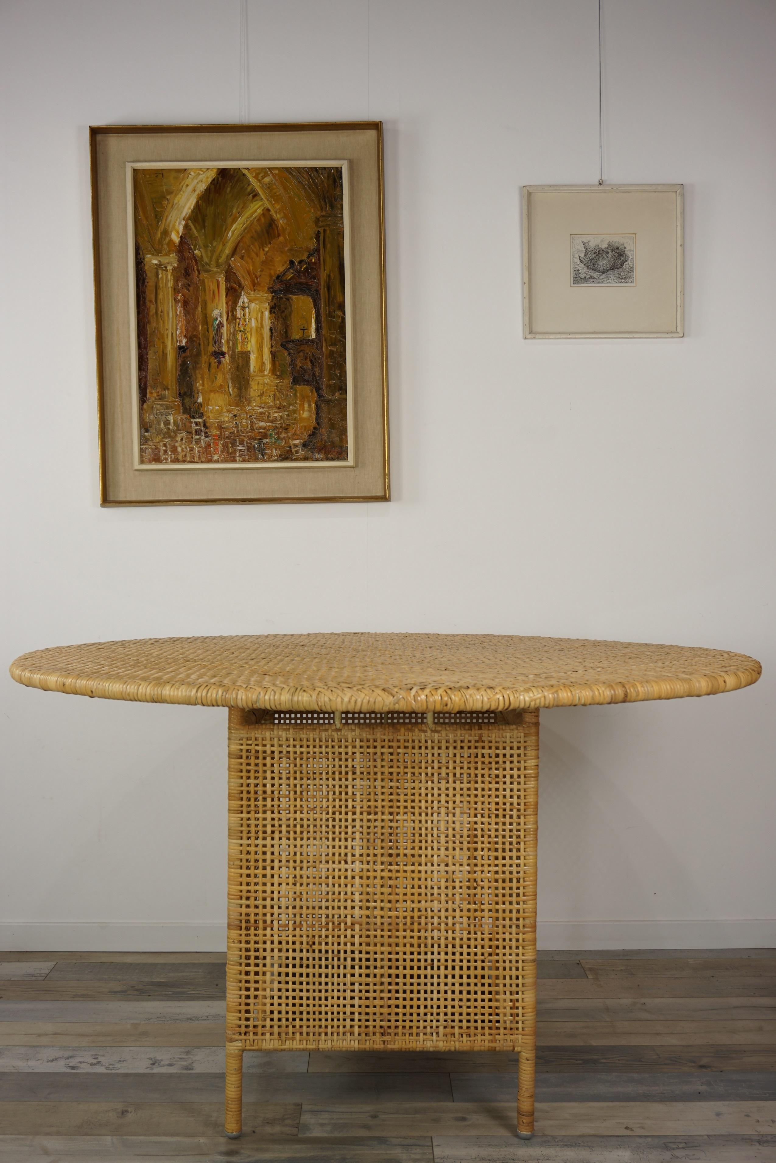 French design and round dining table composed of a metal structure adorned with hand braided rattan. Elegance and transparency, aerial and Hollywood Regency style, in excellent state. (never used).