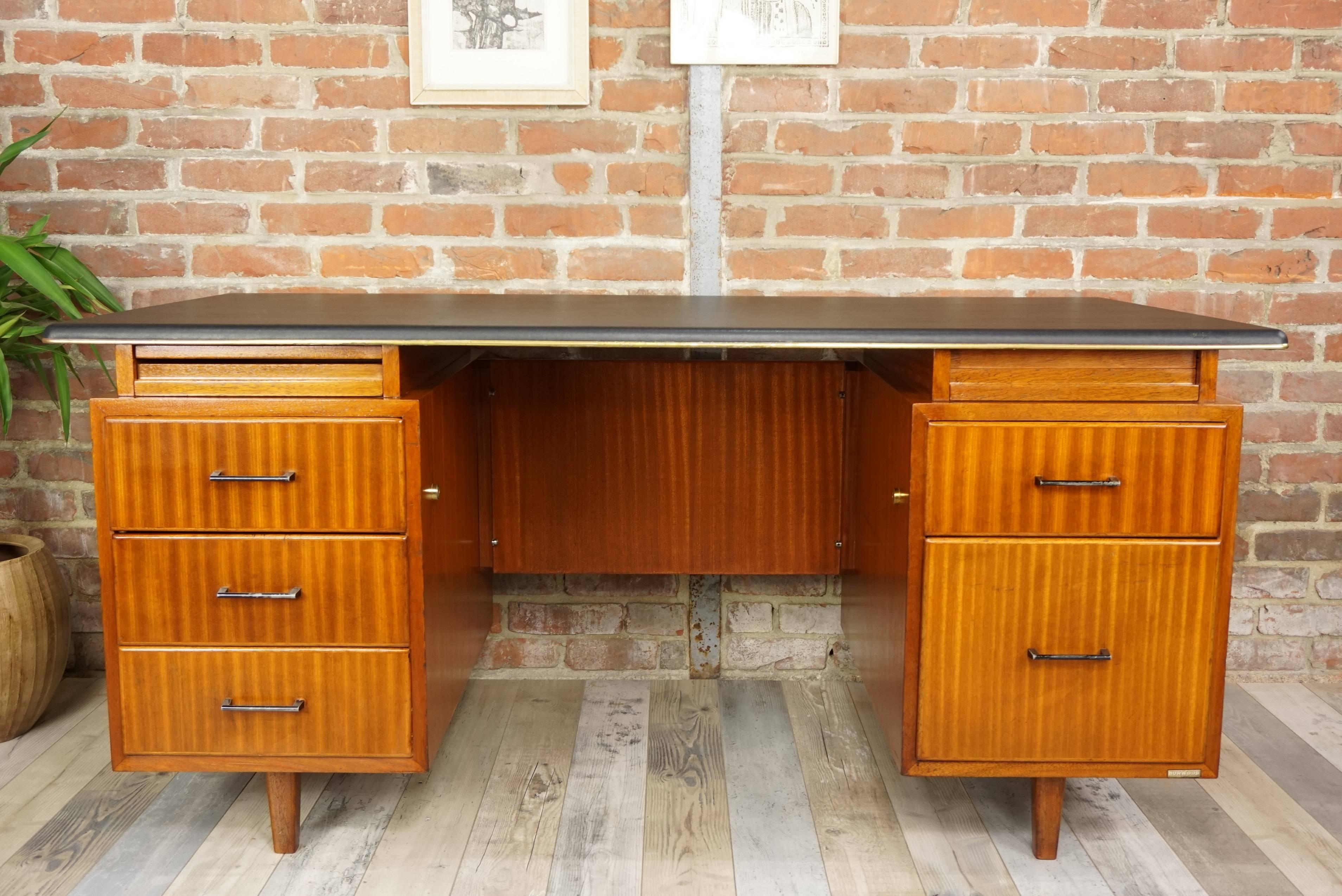 Executive desk design of the late 1950s burwood brand (construction of furniture by Waendendries in 1955 in the North Of France), robust and high quality composed of a wooden structure, double box including an ingenious file drawer, handles in black