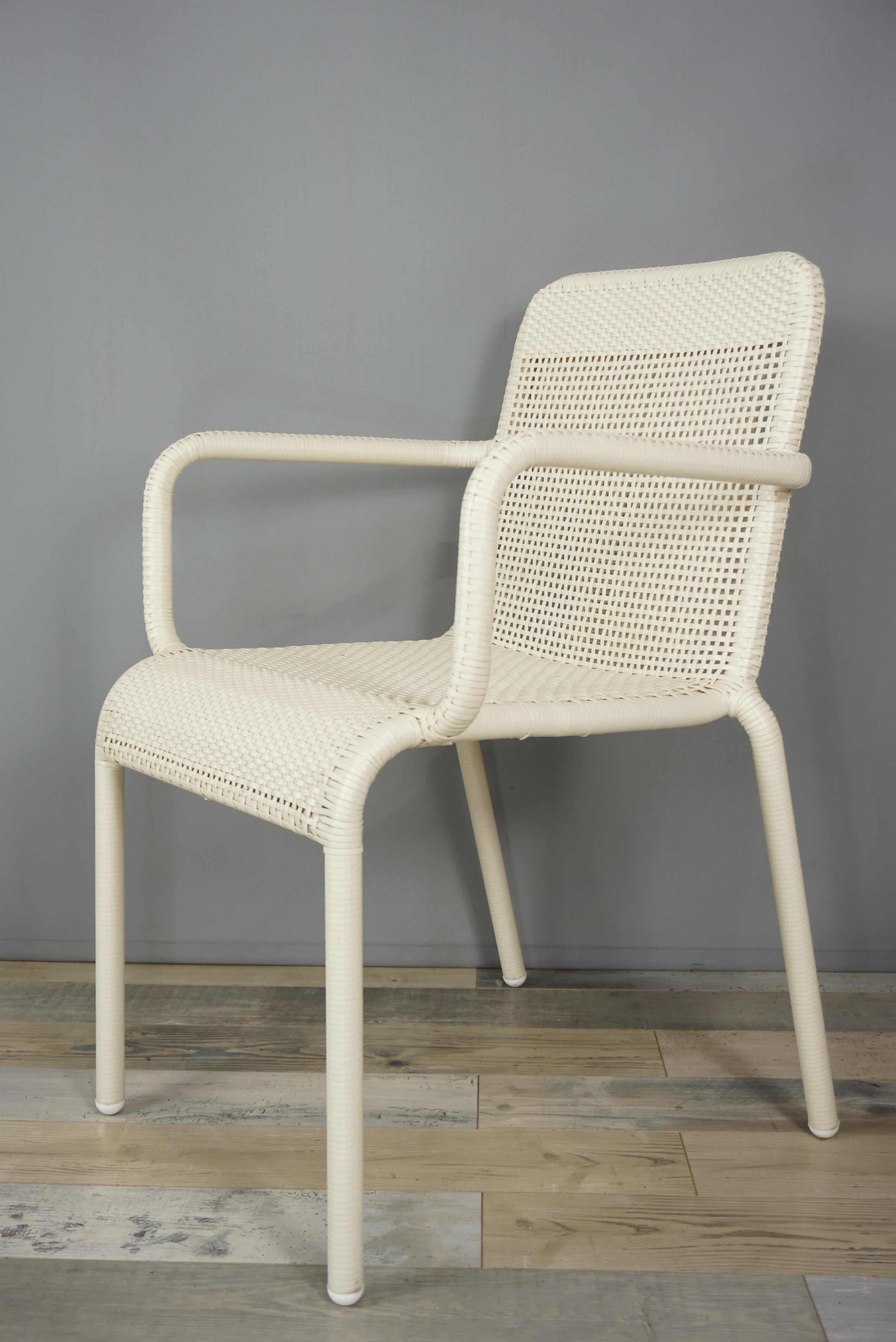 French design warm white armchair composed of a metal tubular structure dressed with a warm white braided resin. Indoor/outdoor, it will be perfect on your terrace, in your veranda, your winter garden, your swimming-pool, even around the dining