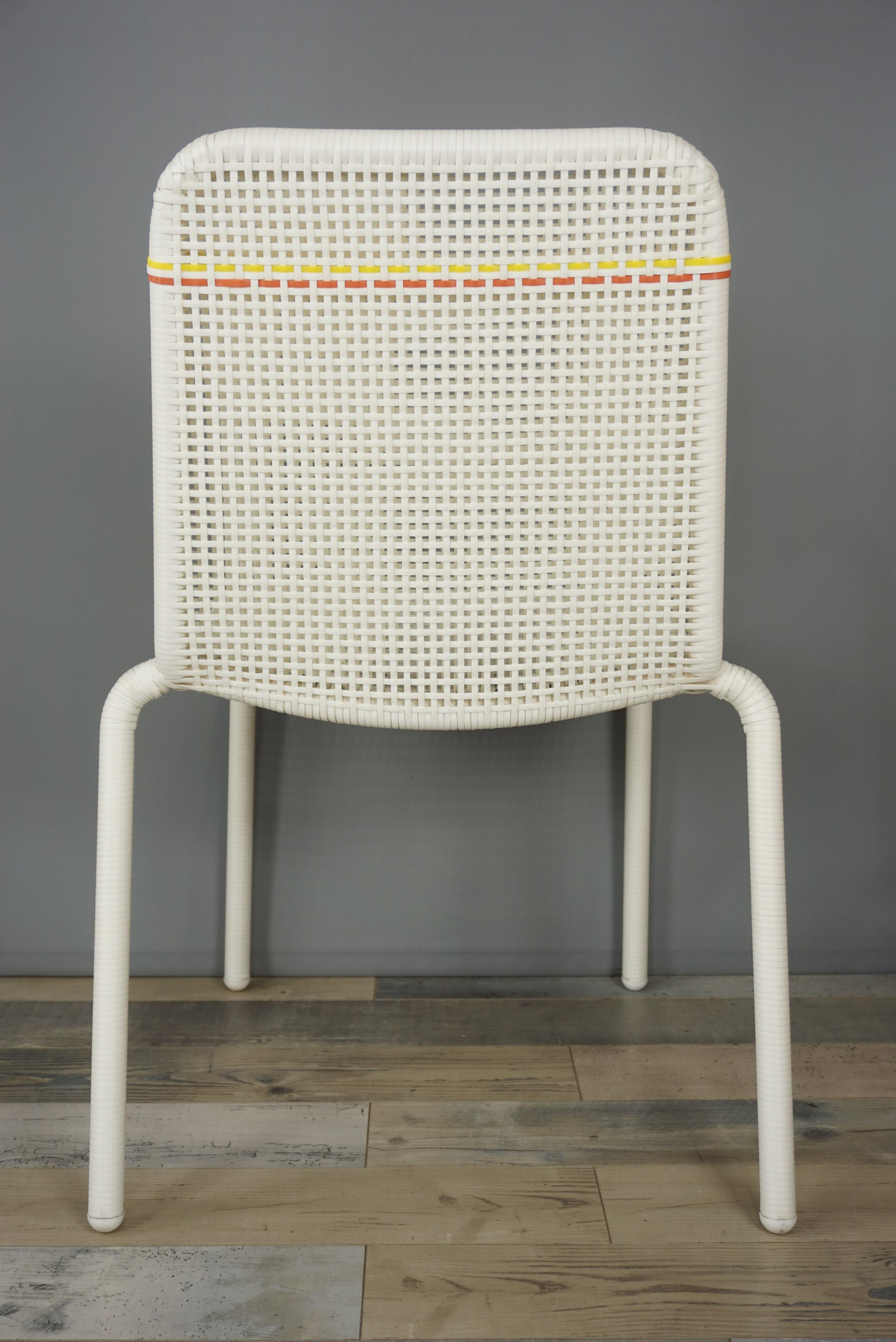 French Design White Yellow and Red Outlined Braided Resin Chair In Excellent Condition In Tourcoing, FR