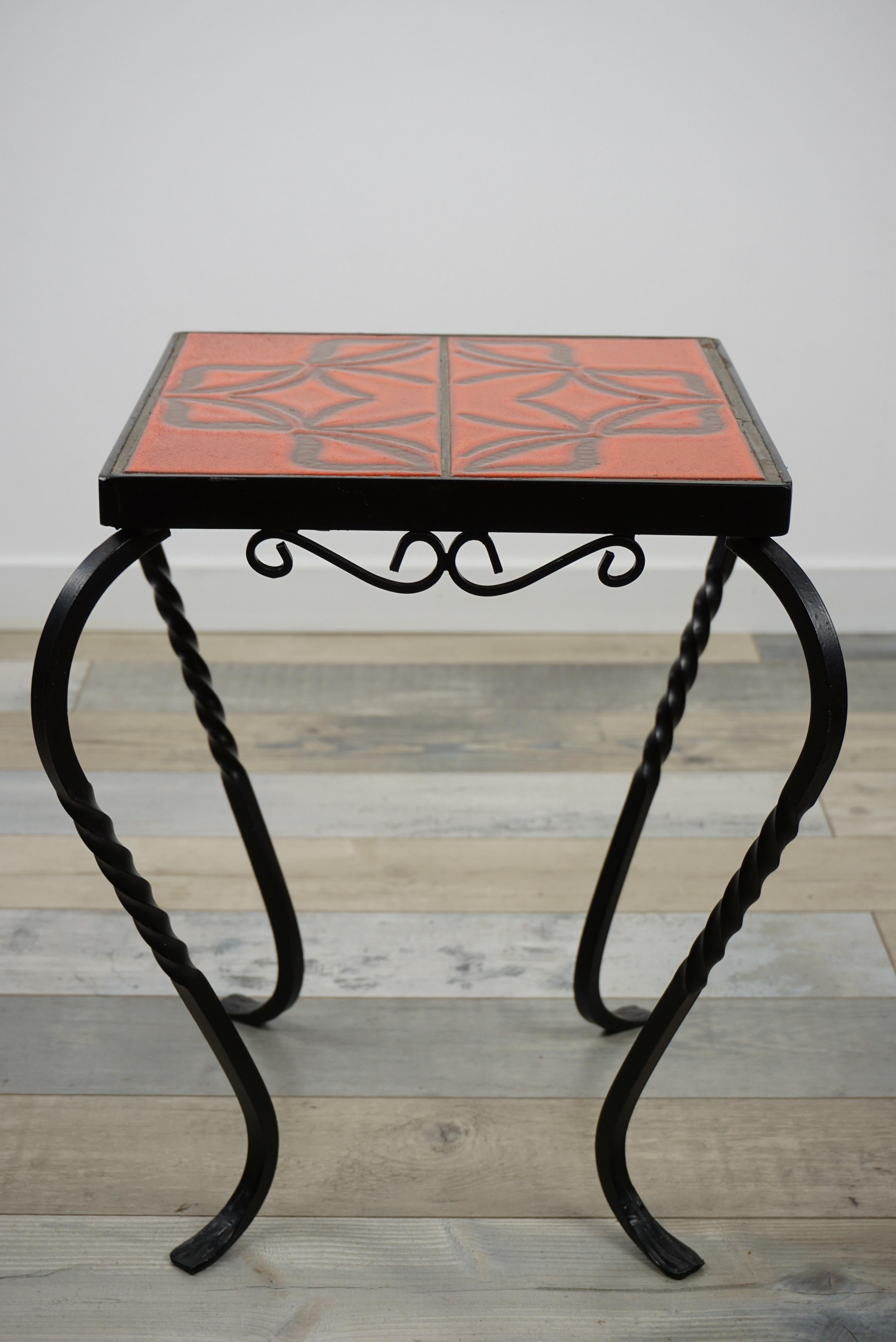 French design wrought iron and ceramic side table very decorative composed of an aerial wrought iron structure and a square ceramic tray (32cm/32cm).