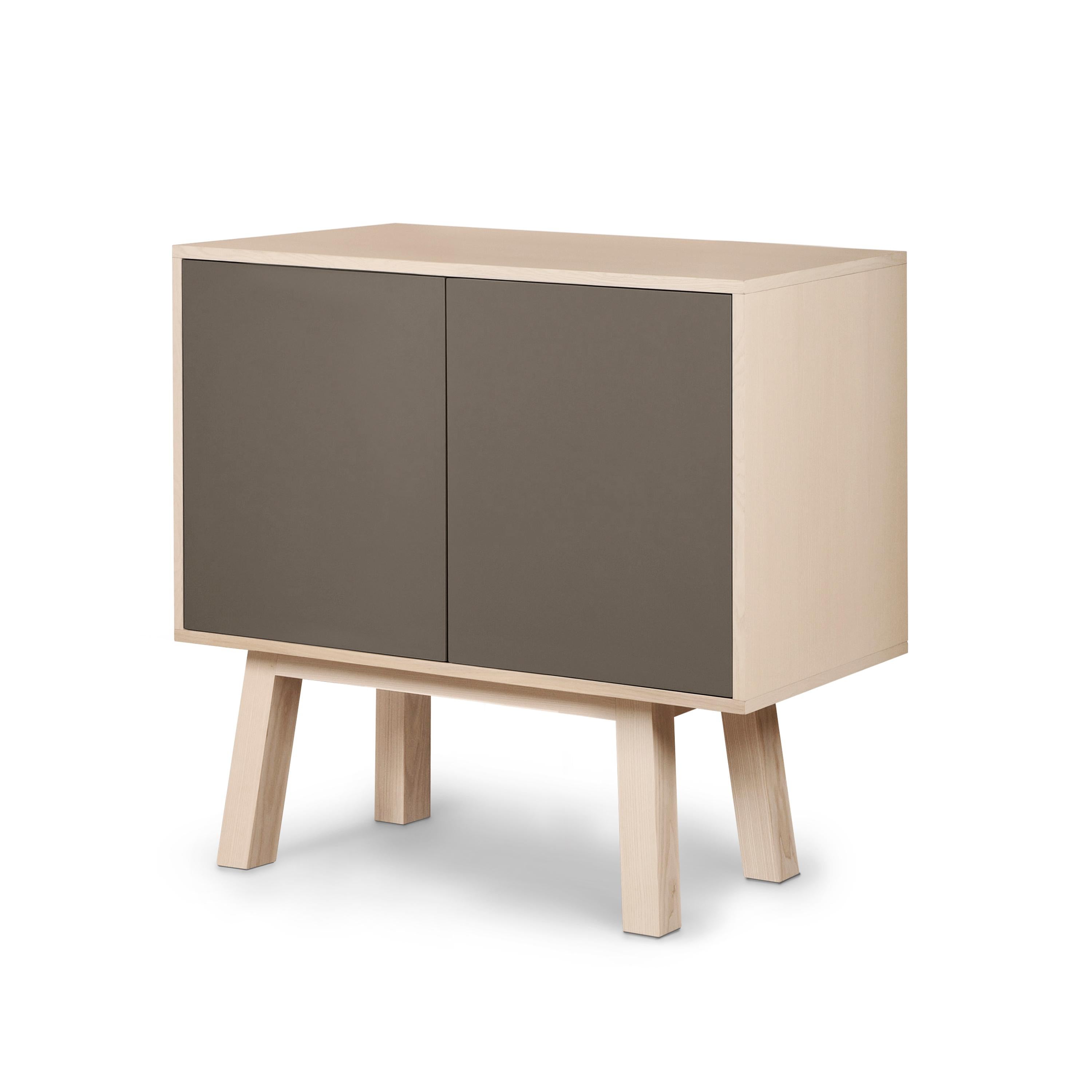 Französisches, anpassbares, kleines, 2-türiges, schokoladengraues, anpassbares, hochwertiges Holz-Sideboard (Skandinavische Moderne) im Angebot