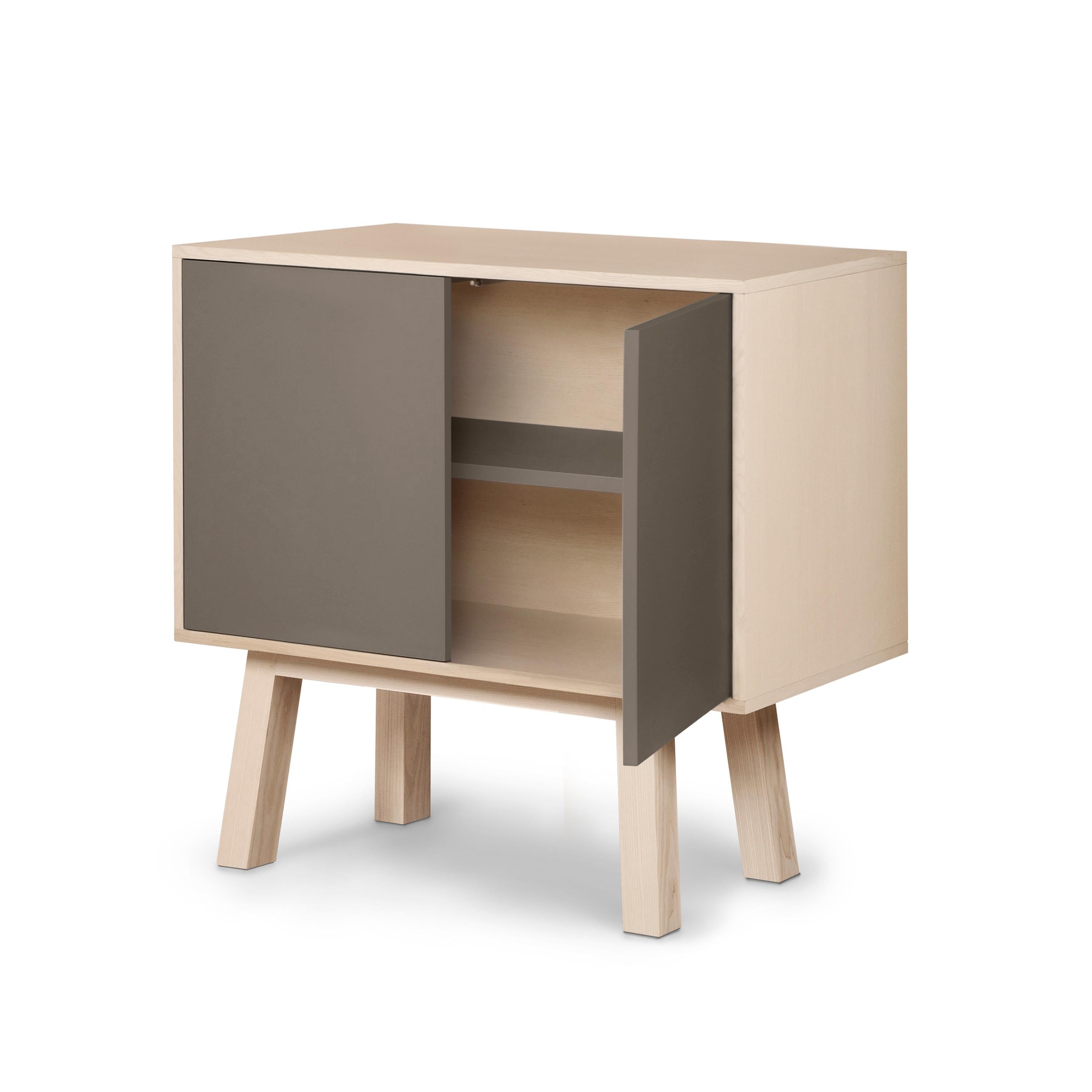 Französisches, anpassbares, kleines, 2-türiges, schokoladengraues, anpassbares, hochwertiges Holz-Sideboard (Lackiert) im Angebot