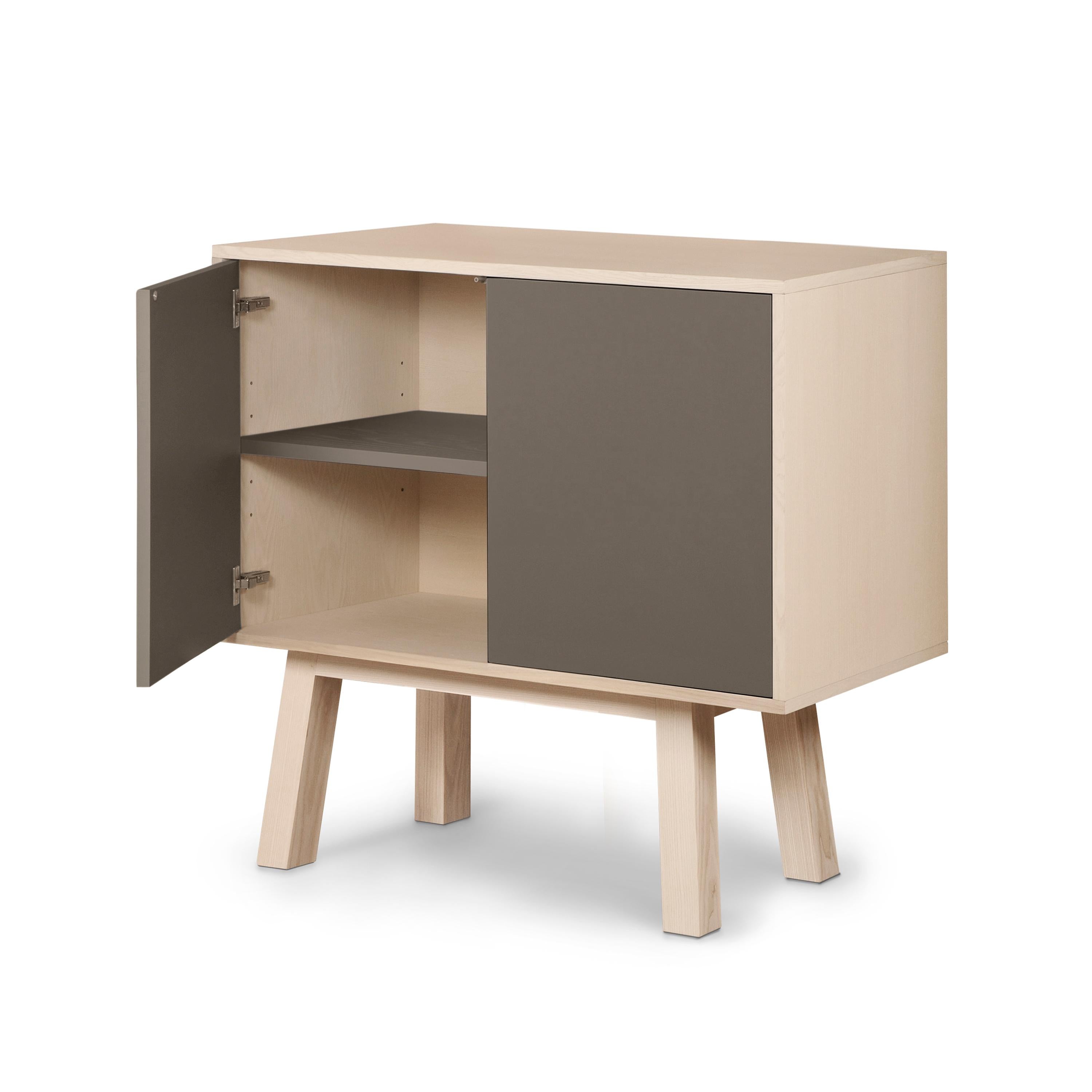 Französisches, anpassbares, kleines, 2-türiges, schokoladengraues, anpassbares, hochwertiges Holz-Sideboard im Zustand „Neu“ im Angebot in Landivy, FR