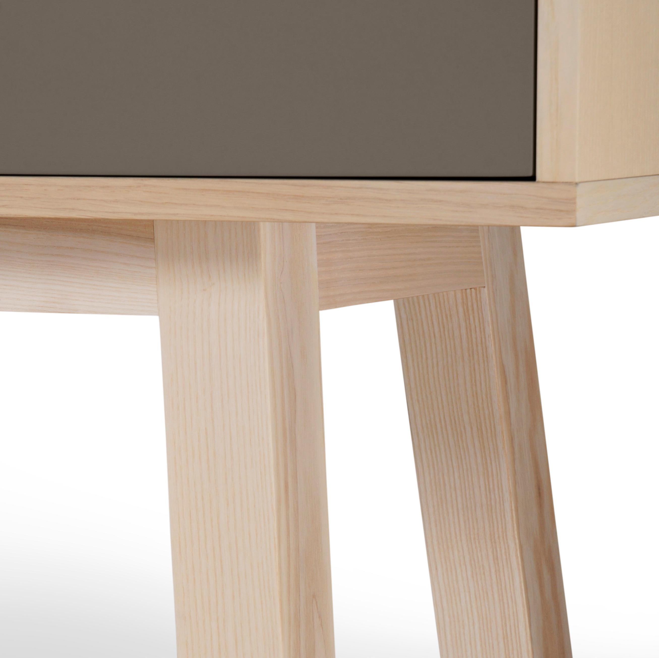 Französisches, anpassbares, kleines, 2-türiges, schokoladengraues, anpassbares, hochwertiges Holz-Sideboard im Angebot 3
