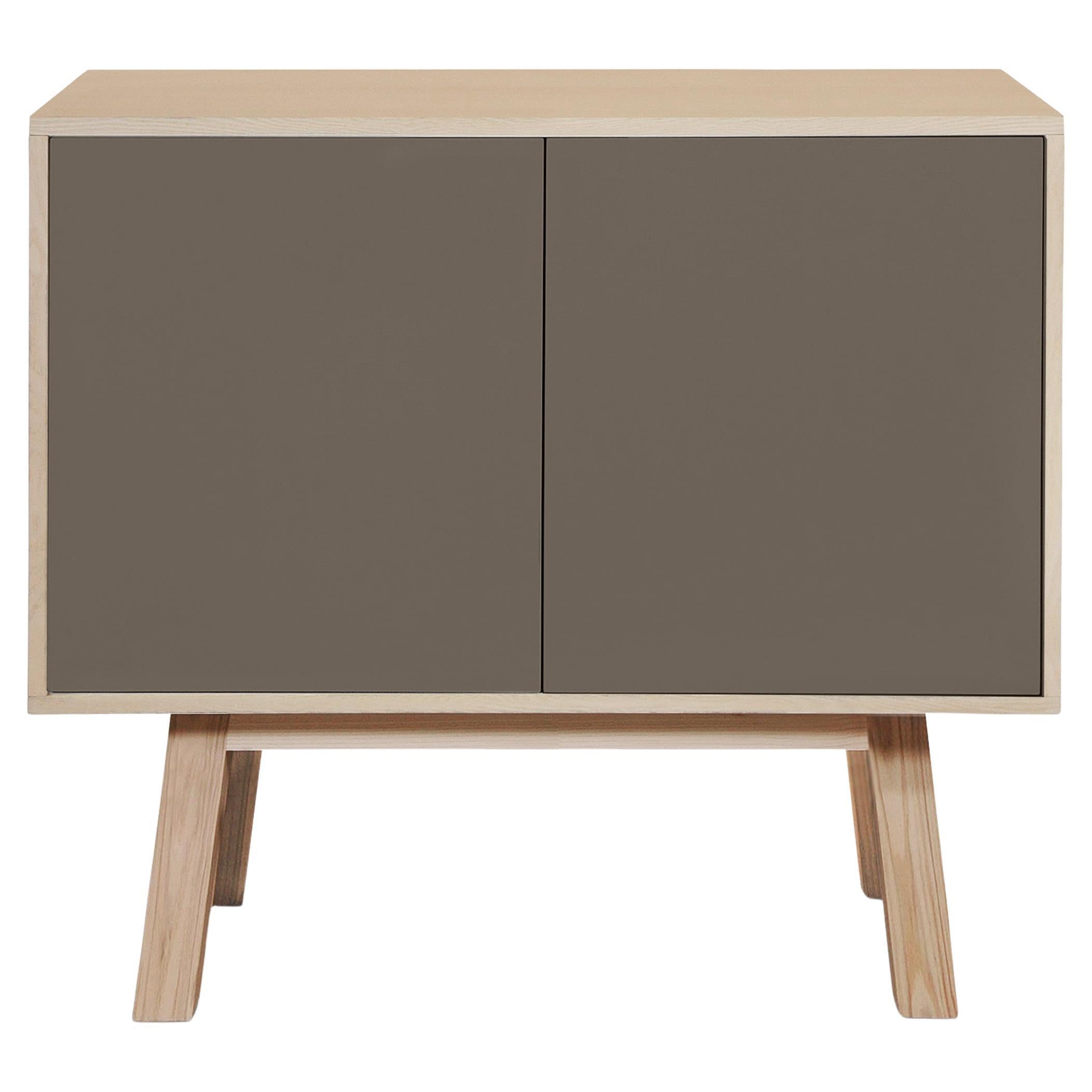 Aparador pequeño de madera alto personalizable de 2 puertas gris chocolate de diseño francés