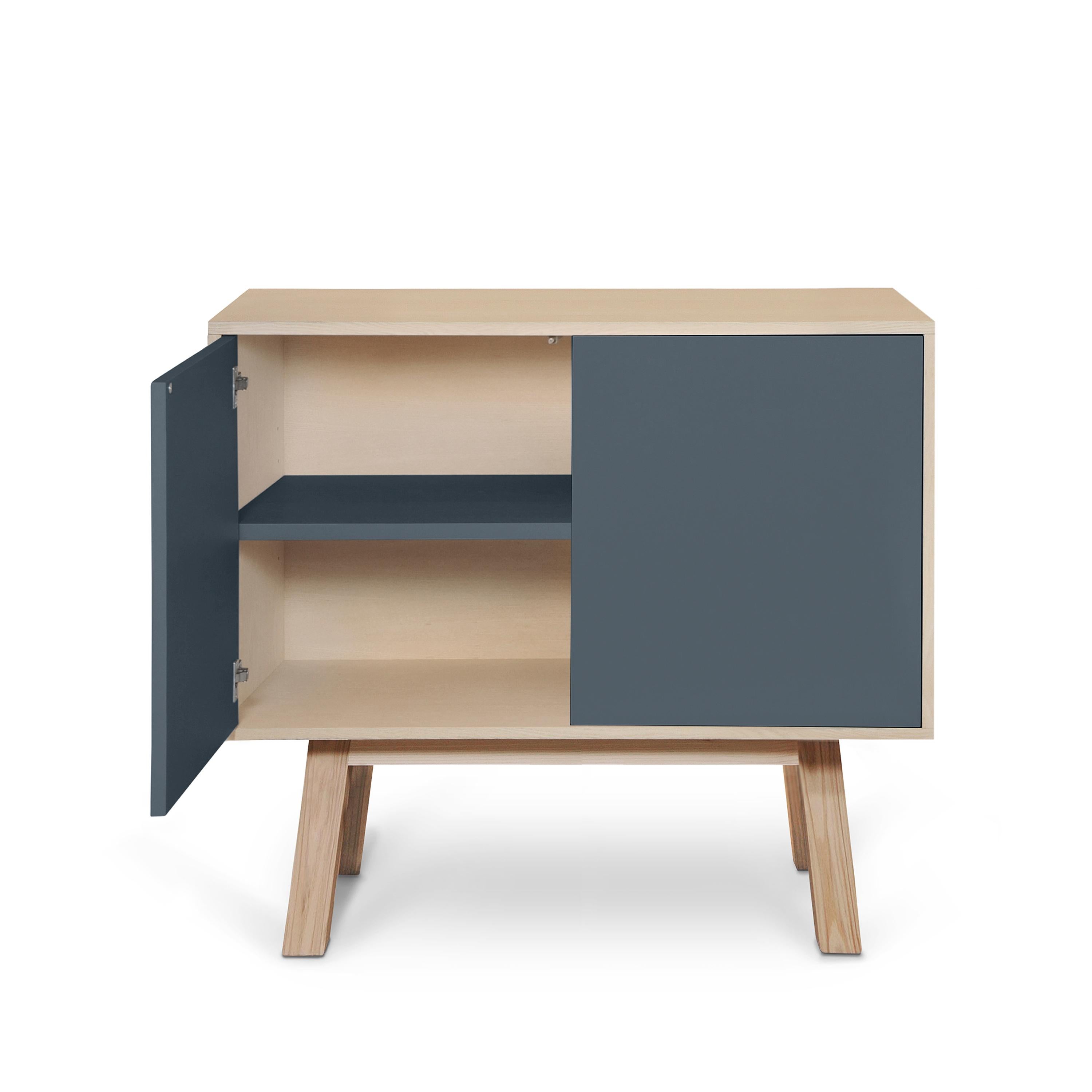 Questo mobile a 2 ante è stato progettato da Eric Gizard, Parigi, e realizzato al 100% a mano in Francia.

È realizzato in legno massello di frassino francese, impiallacciato adh e ante laccate in pannelli MDF. 

Le due porte si aprono con una
