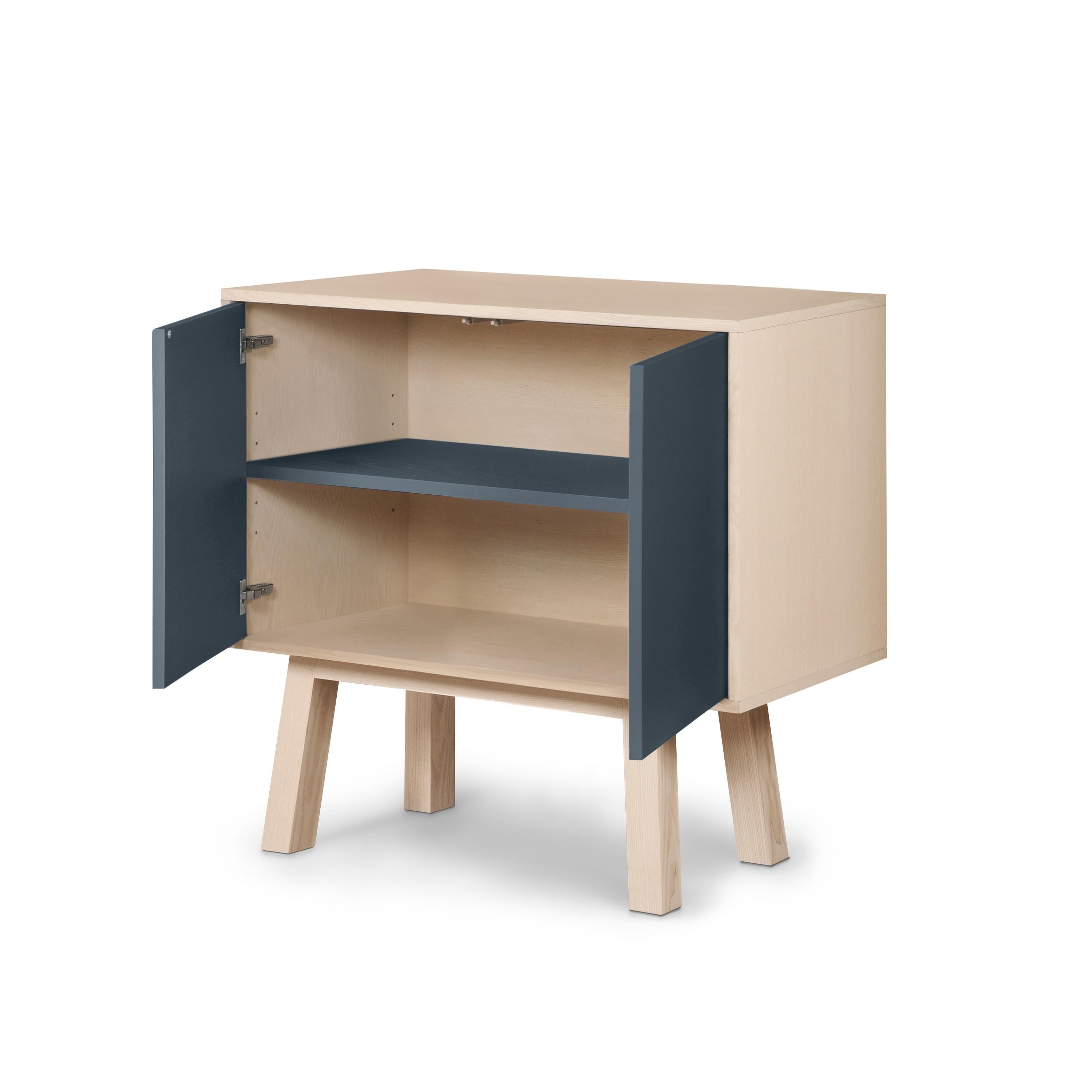 Scandinavo moderno Credenza francese di design a 2 ante blu scuro personalizzabile, alta e in legno in vendita