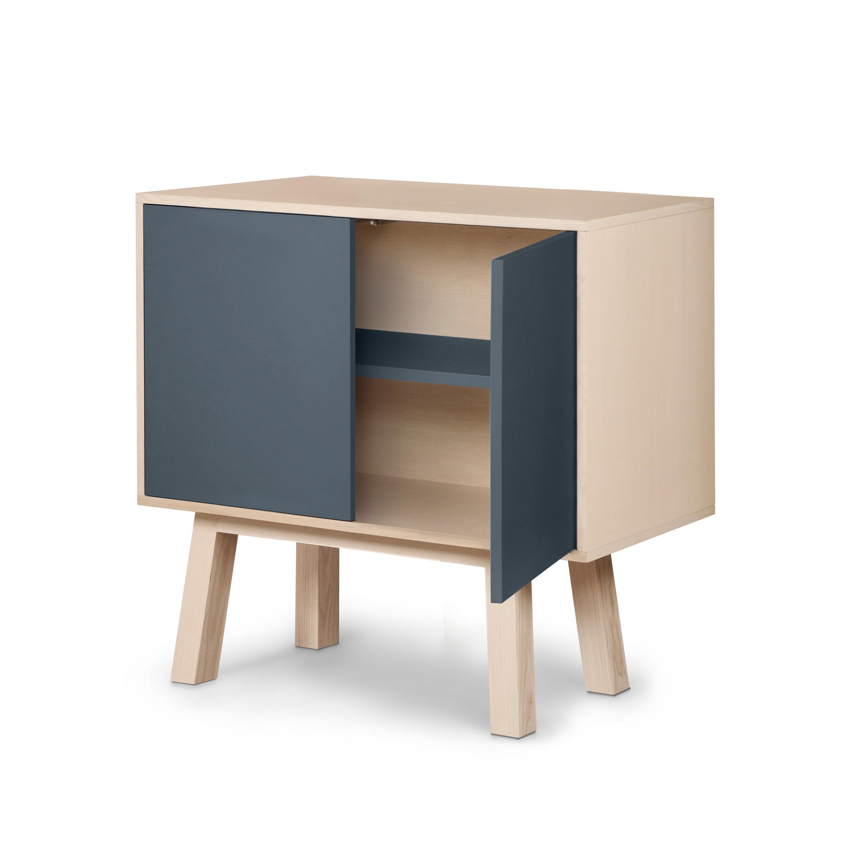 Laccato Credenza francese di design a 2 ante blu scuro personalizzabile, alta e in legno in vendita