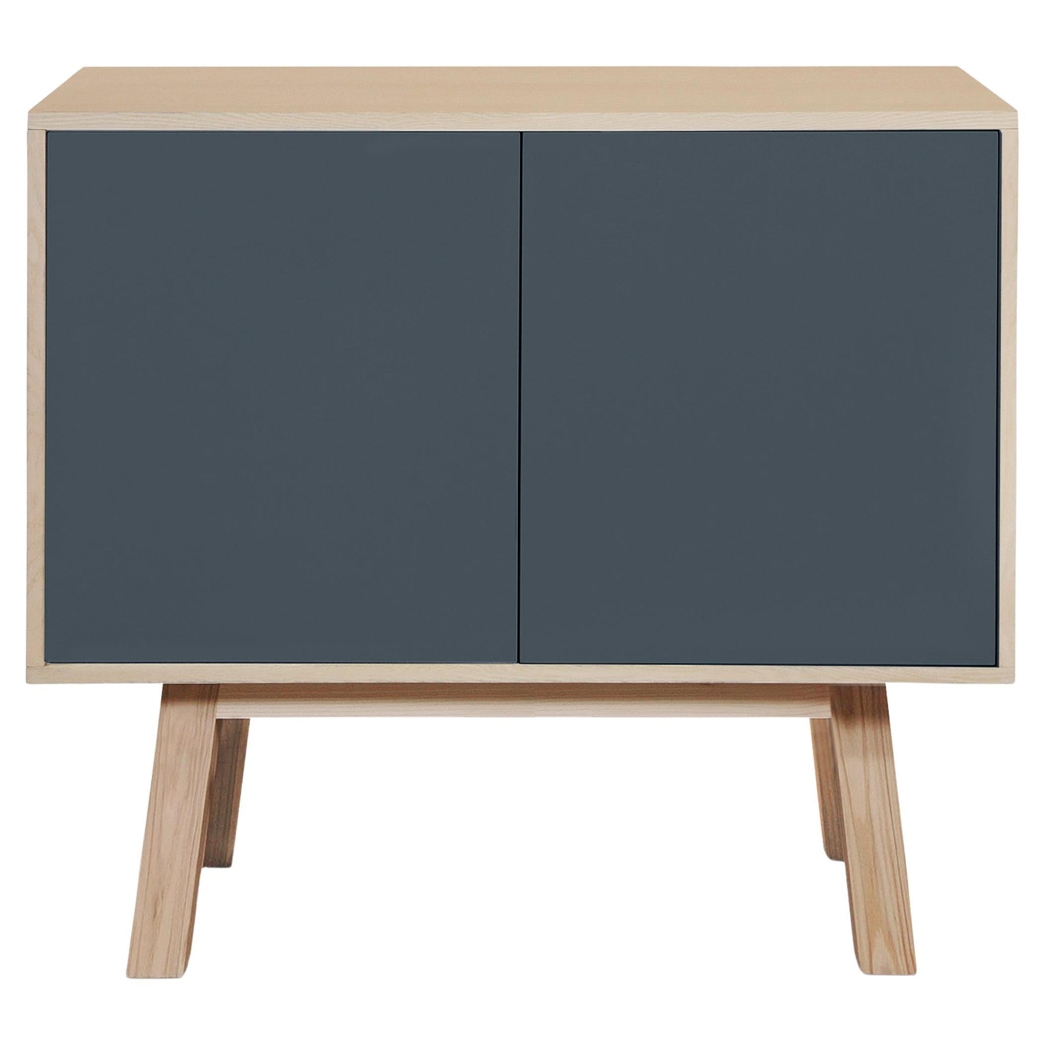 Petit buffet en bois haut personnalisable 2 portes bleu foncé de designer français
