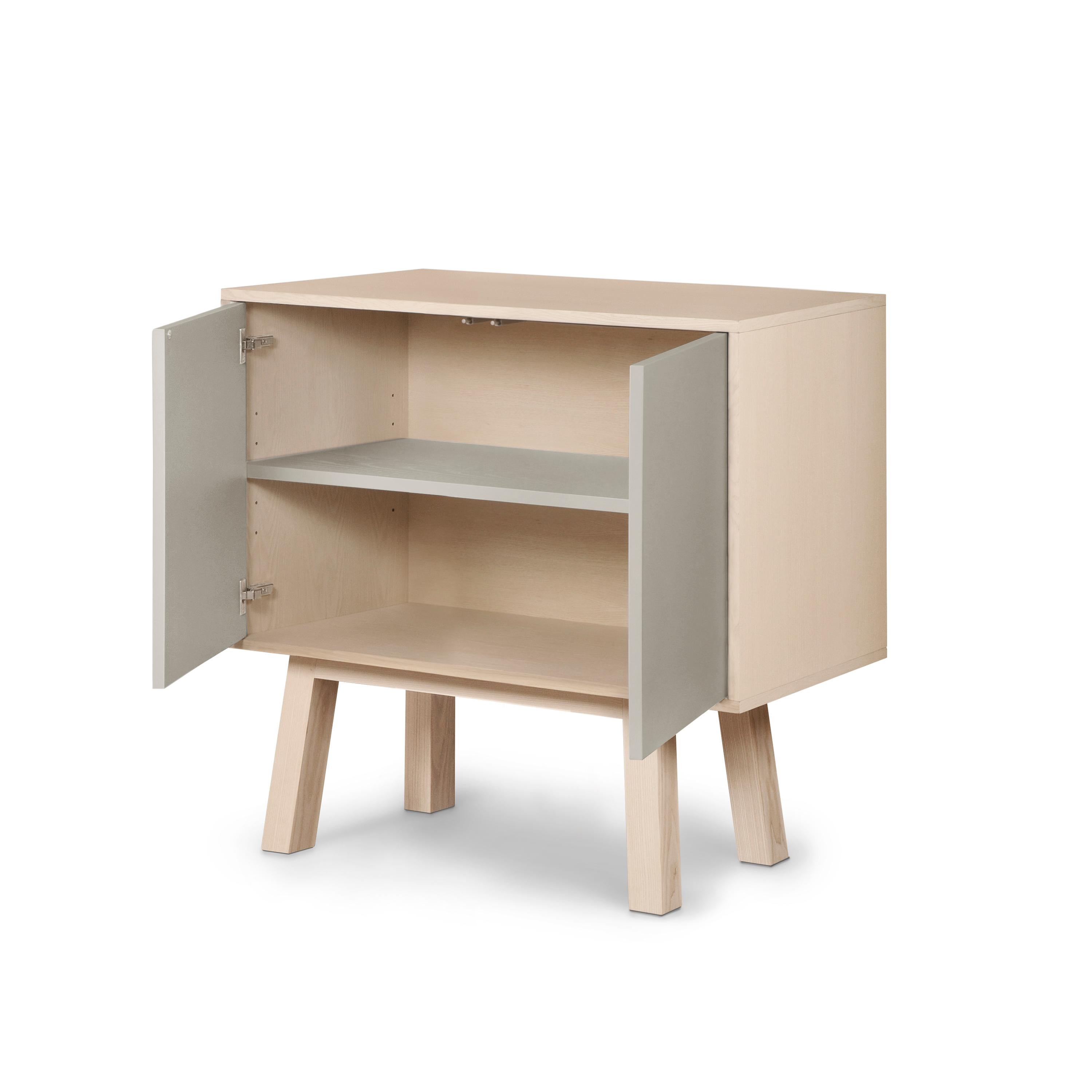 Questo mobile a 2 ante è stato progettato da Eric Gizard, Parigi, e realizzato al 100% a mano in Francia.

È realizzato in legno massello di frassino francese, impiallacciato adh e ante laccate in pannelli MDF. 

Le due porte si aprono con una