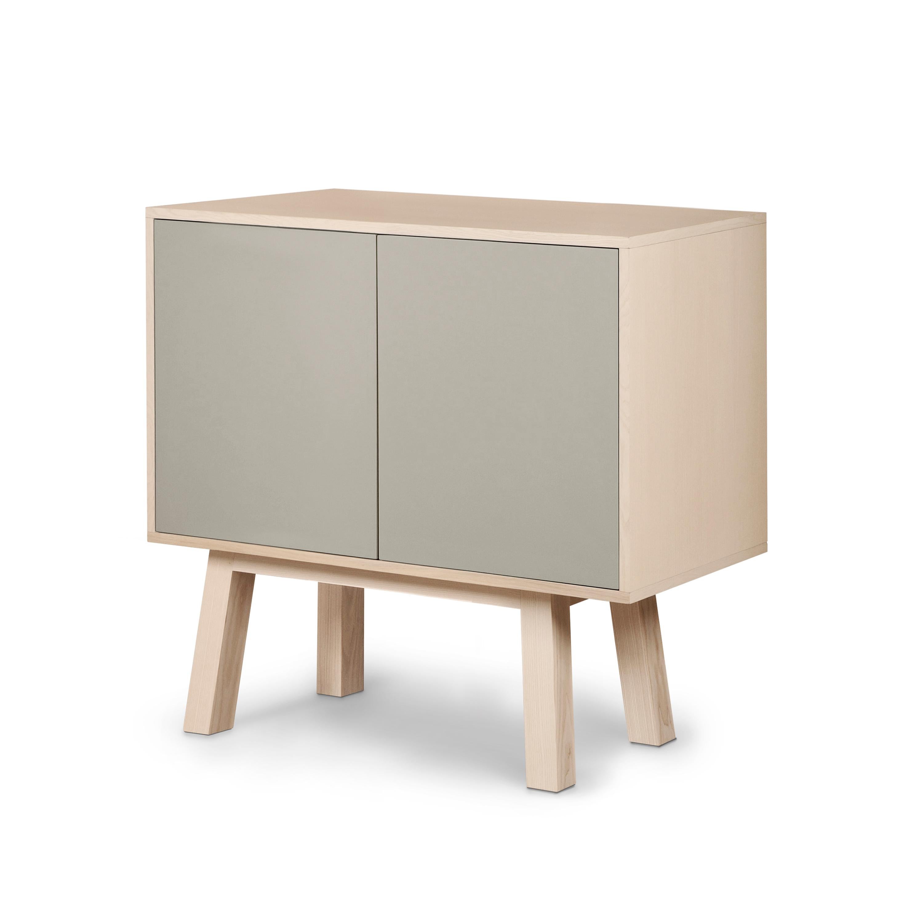 Scandinavo moderno Credenza francese di design a 2 ante grigio chiaro personalizzabile, alta e in legno in vendita