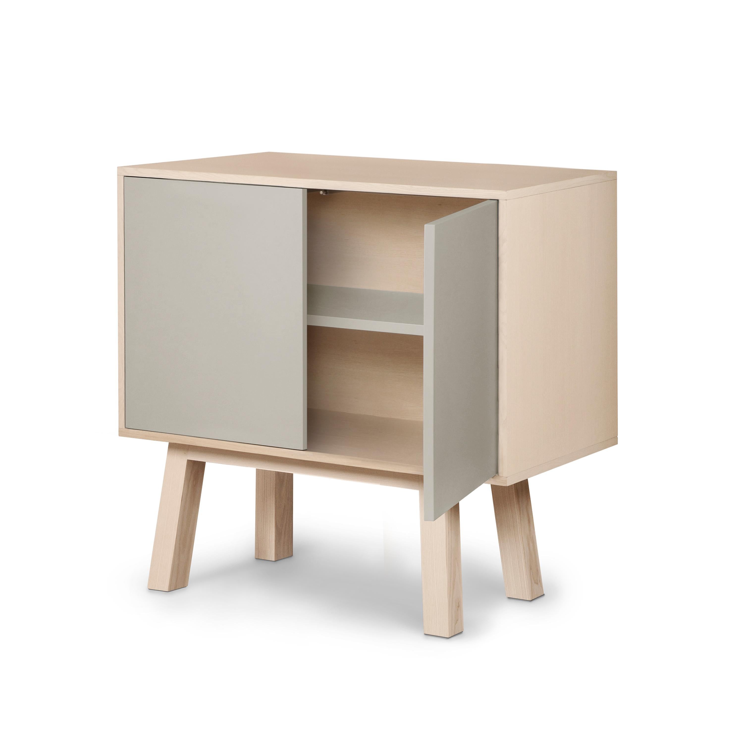 Francese Credenza francese di design a 2 ante grigio chiaro personalizzabile, alta e in legno in vendita