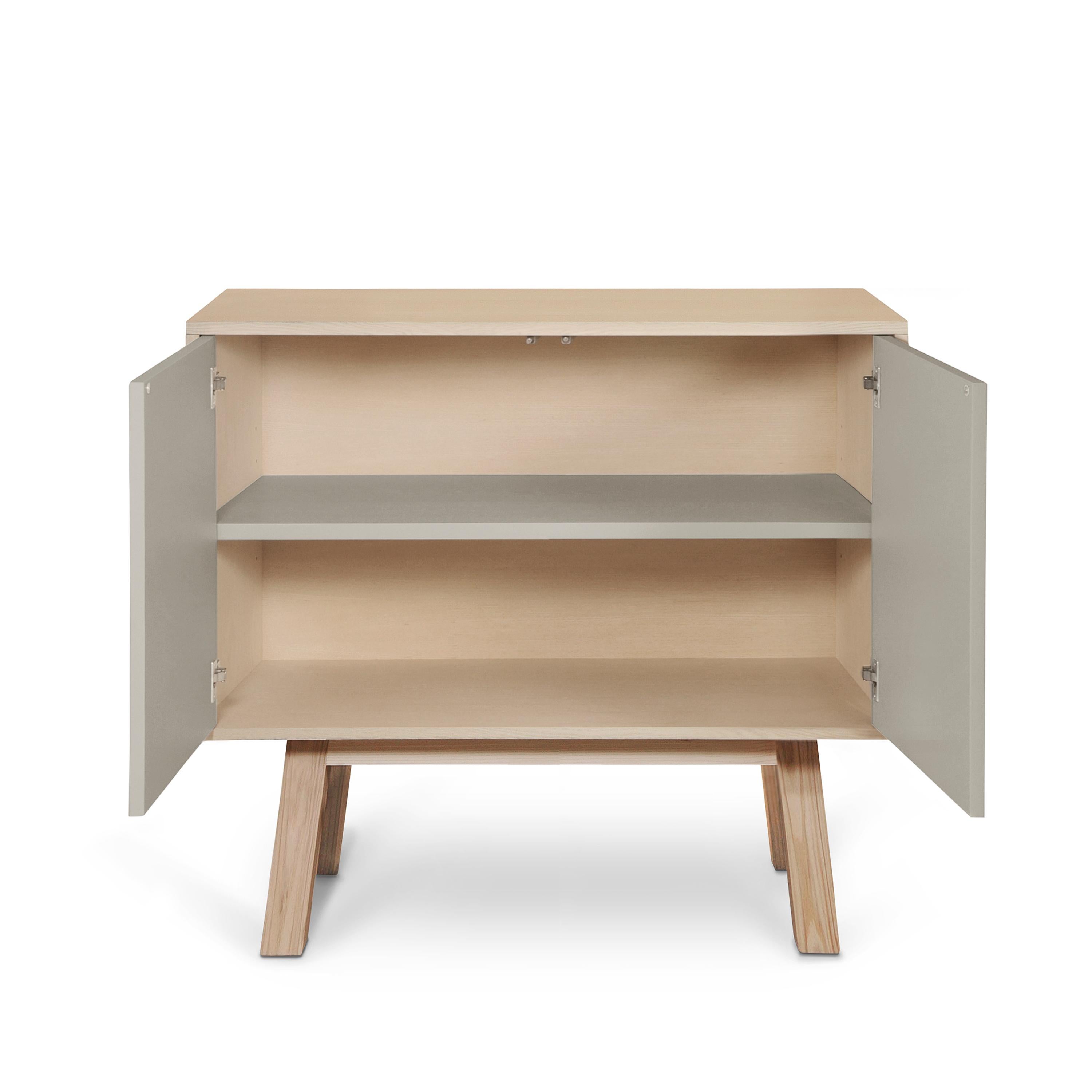Laccato Credenza francese di design a 2 ante grigio chiaro personalizzabile, alta e in legno in vendita