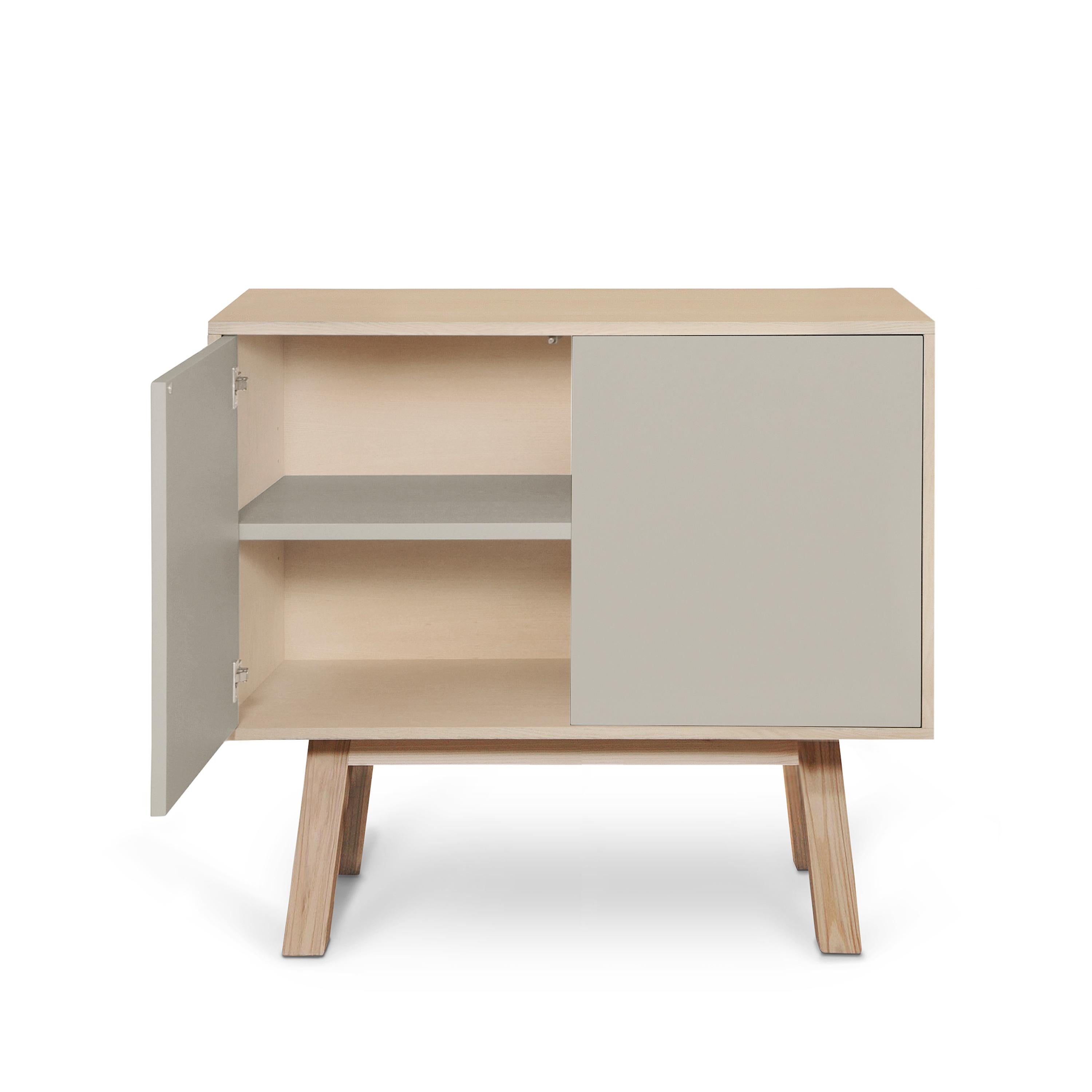 XXI secolo e contemporaneo Credenza francese di design a 2 ante grigio chiaro personalizzabile, alta e in legno in vendita
