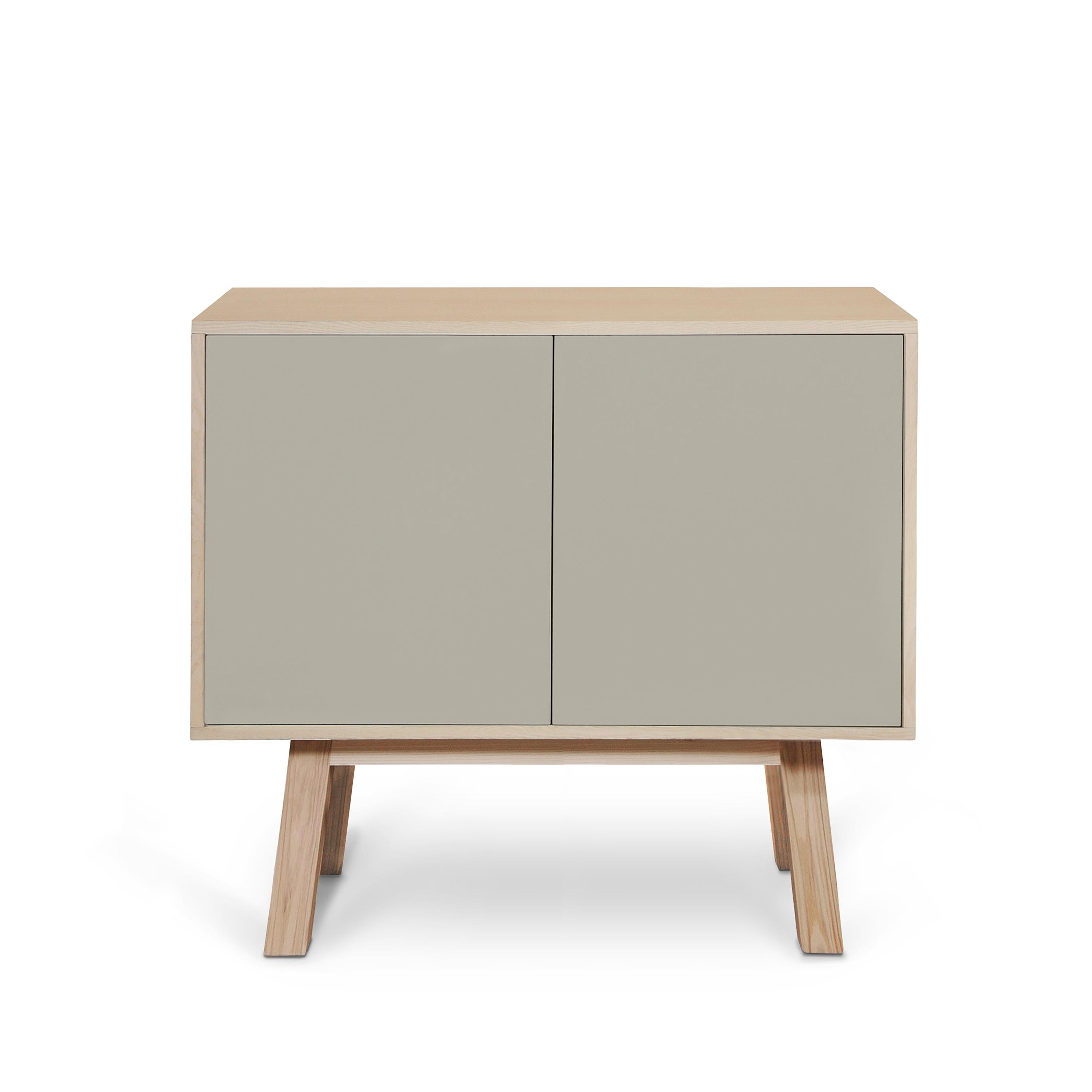 Legno Credenza francese di design a 2 ante grigio chiaro personalizzabile, alta e in legno in vendita