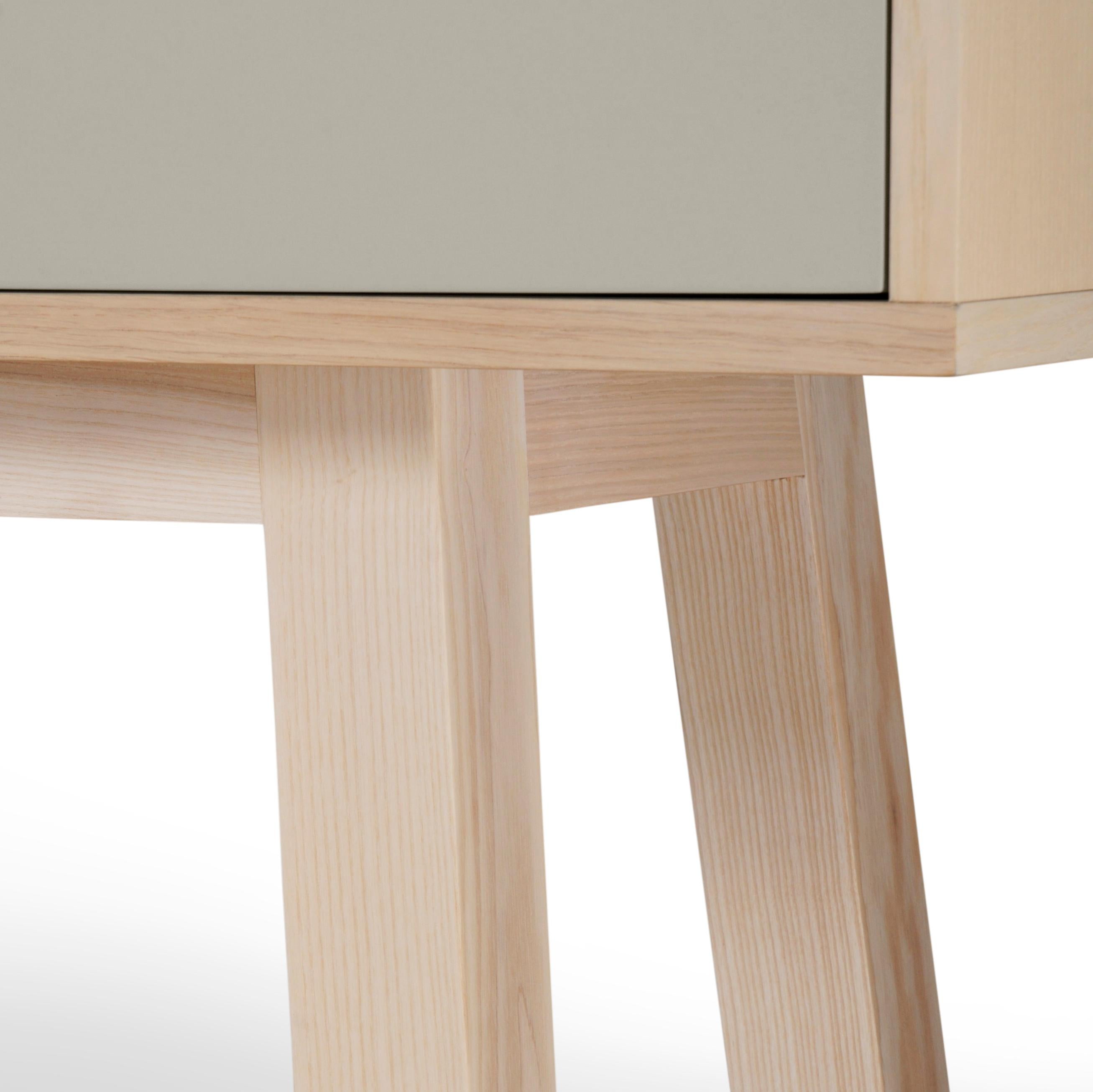 Credenza francese di design a 2 ante grigio chiaro personalizzabile, alta e in legno in vendita 1