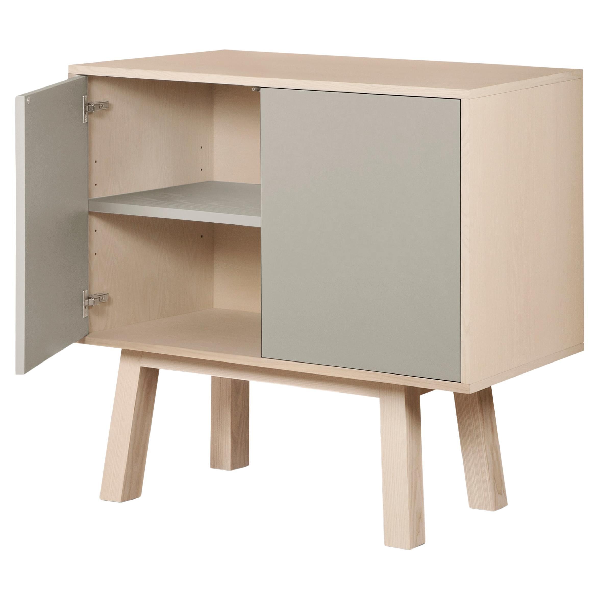 Aparador pequeño de madera alto personalizable de 2 puertas gris claro de diseño francés