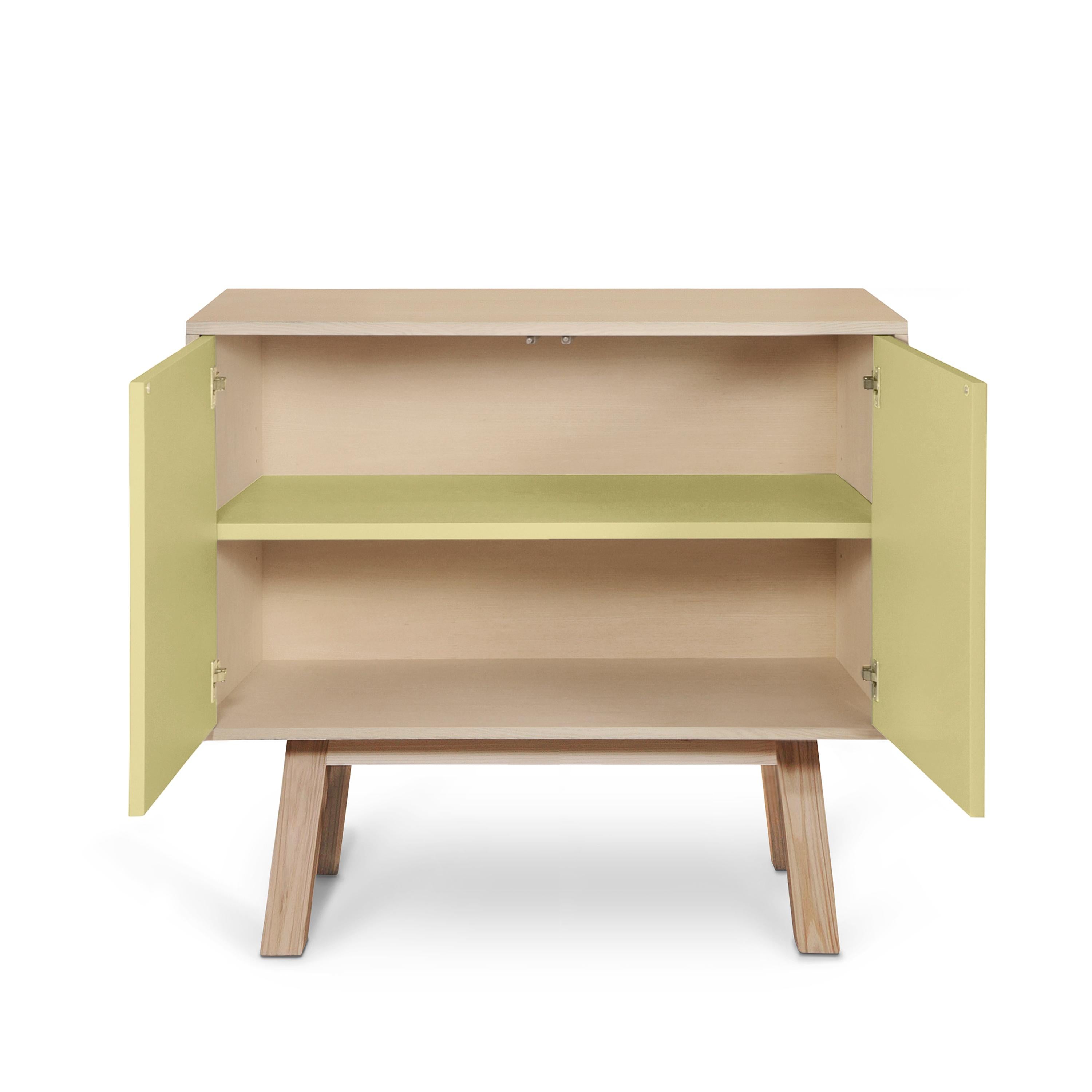 Credenza francese di design a 2 ante di colore giallo chiaro, personalizzabile e alta, in legno, di piccole dimensioni in vendita 2