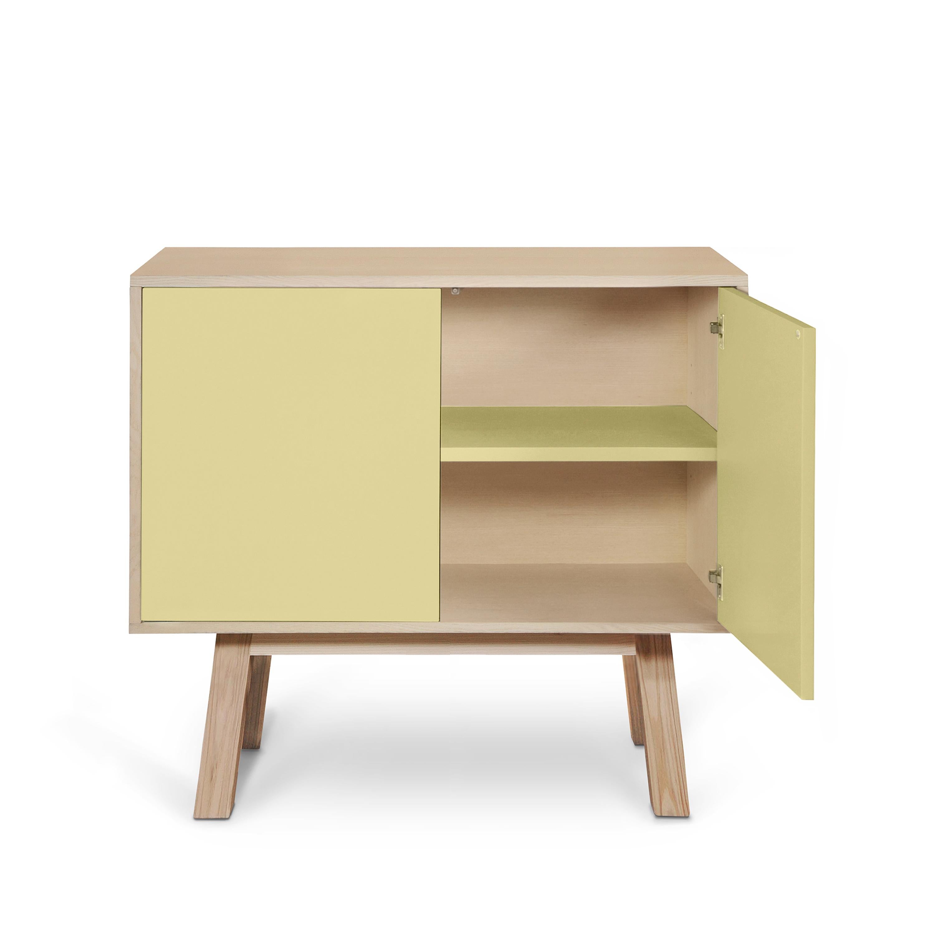 Credenza francese di design a 2 ante di colore giallo chiaro, personalizzabile e alta, in legno, di piccole dimensioni in vendita 3