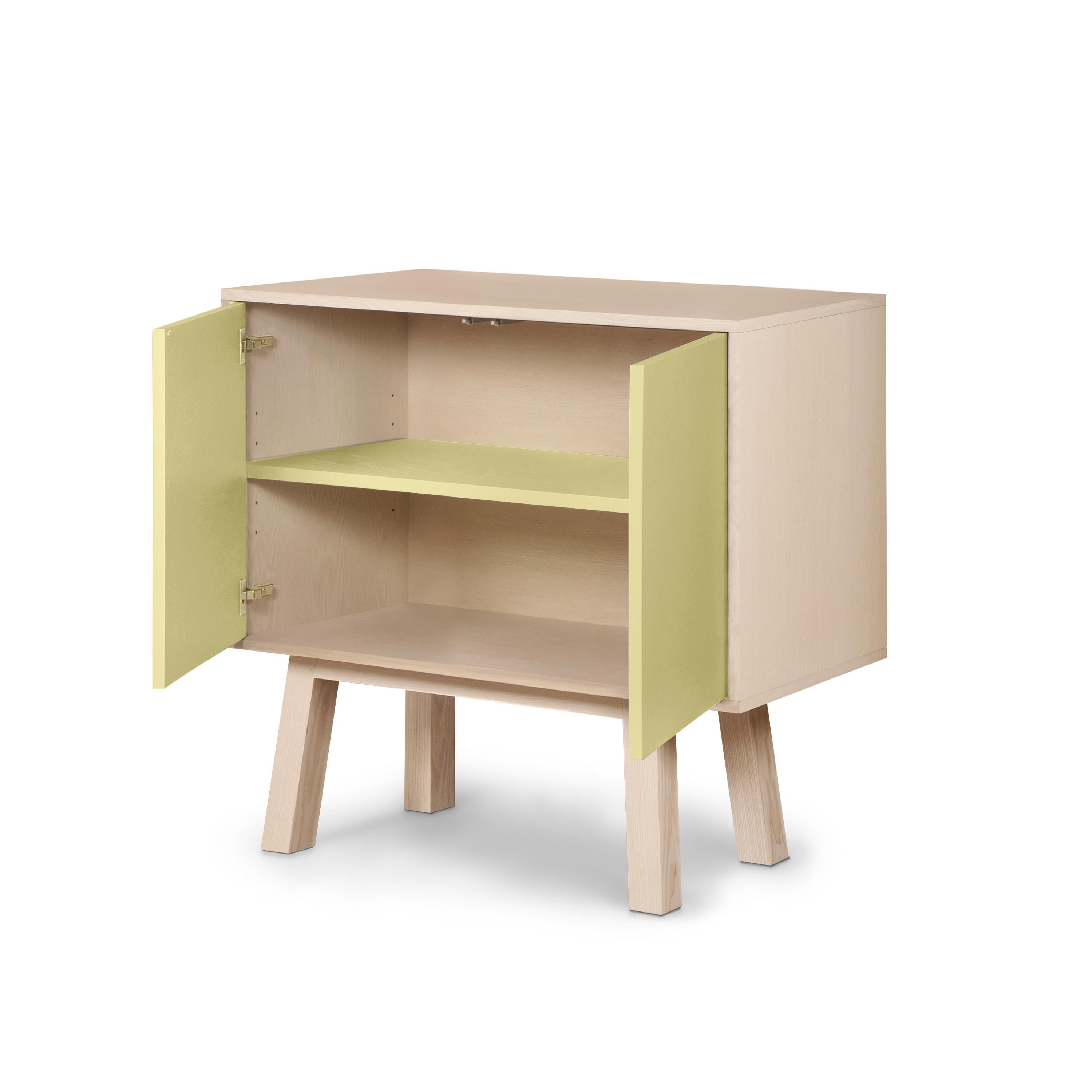 Credenza francese di design a 2 ante di colore giallo chiaro, personalizzabile e alta, in legno, di piccole dimensioni In condizioni Nuovo in vendita a Landivy, FR