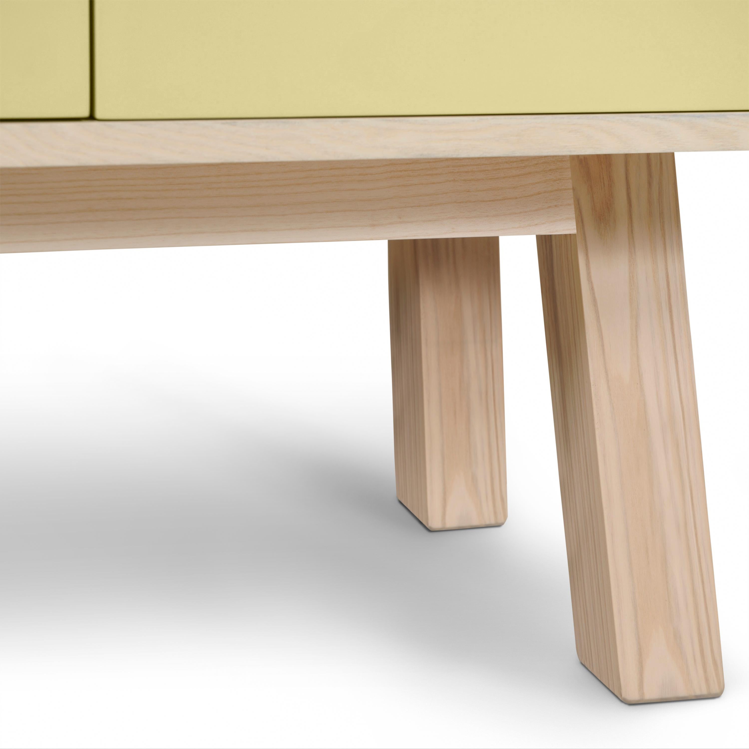 Francese Credenza francese di design a 2 ante di colore giallo chiaro, personalizzabile e alta, in legno, di piccole dimensioni in vendita