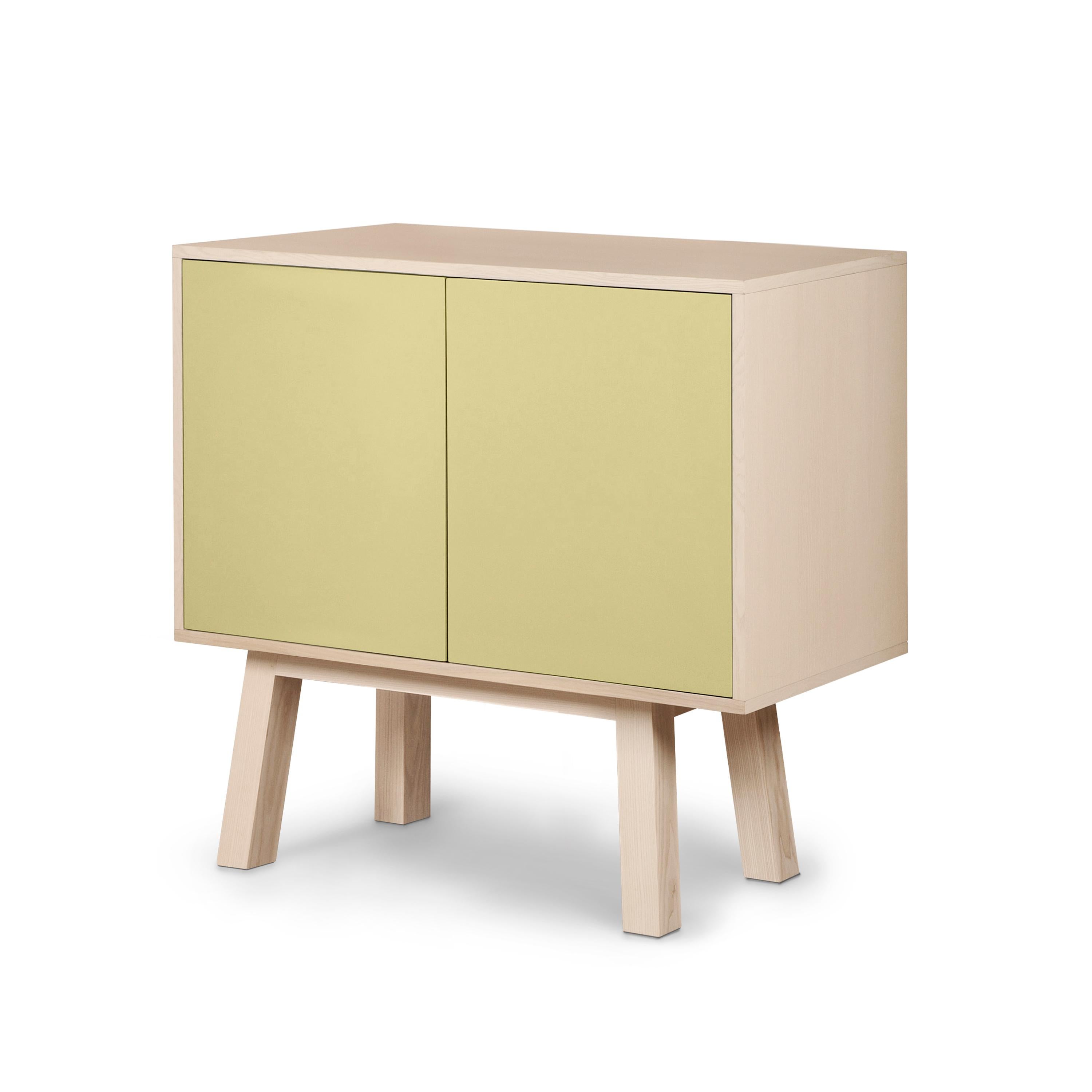 XXI secolo e contemporaneo Credenza francese di design a 2 ante di colore giallo chiaro, personalizzabile e alta, in legno, di piccole dimensioni in vendita