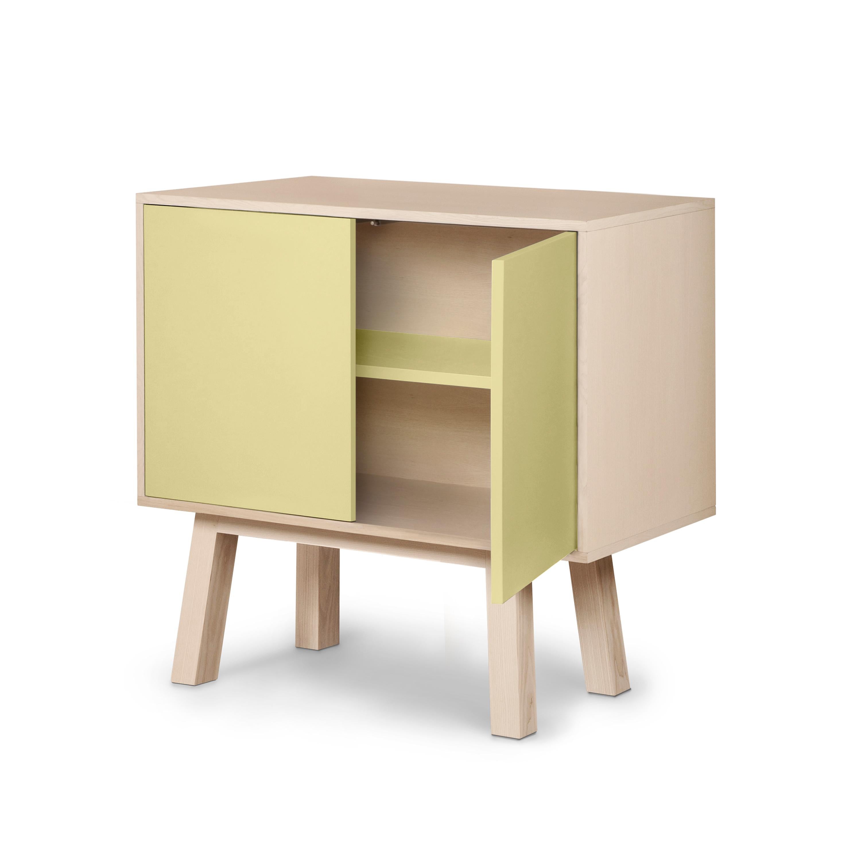 Legno Credenza francese di design a 2 ante di colore giallo chiaro, personalizzabile e alta, in legno, di piccole dimensioni in vendita