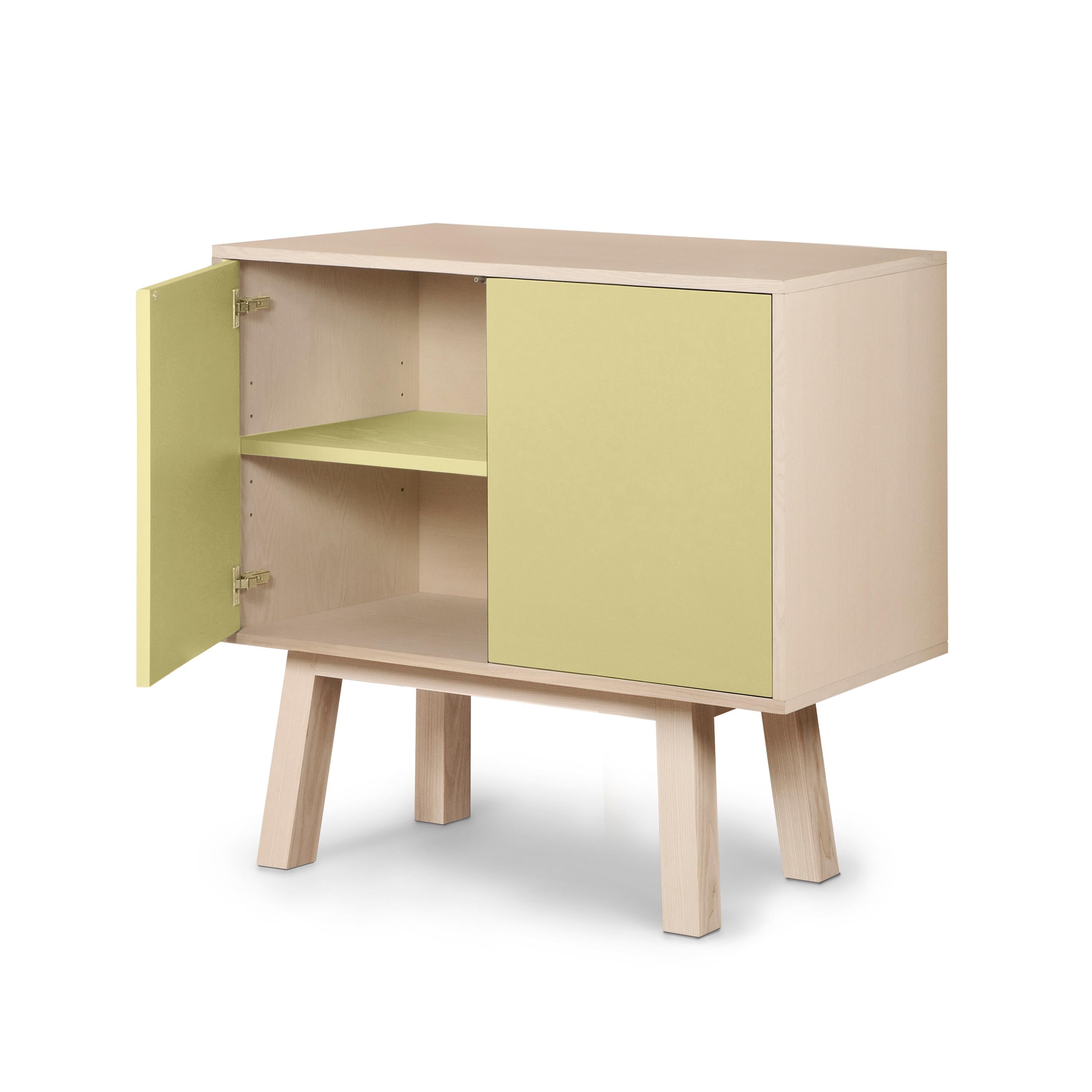 Credenza francese di design a 2 ante di colore giallo chiaro, personalizzabile e alta, in legno, di piccole dimensioni in vendita 1