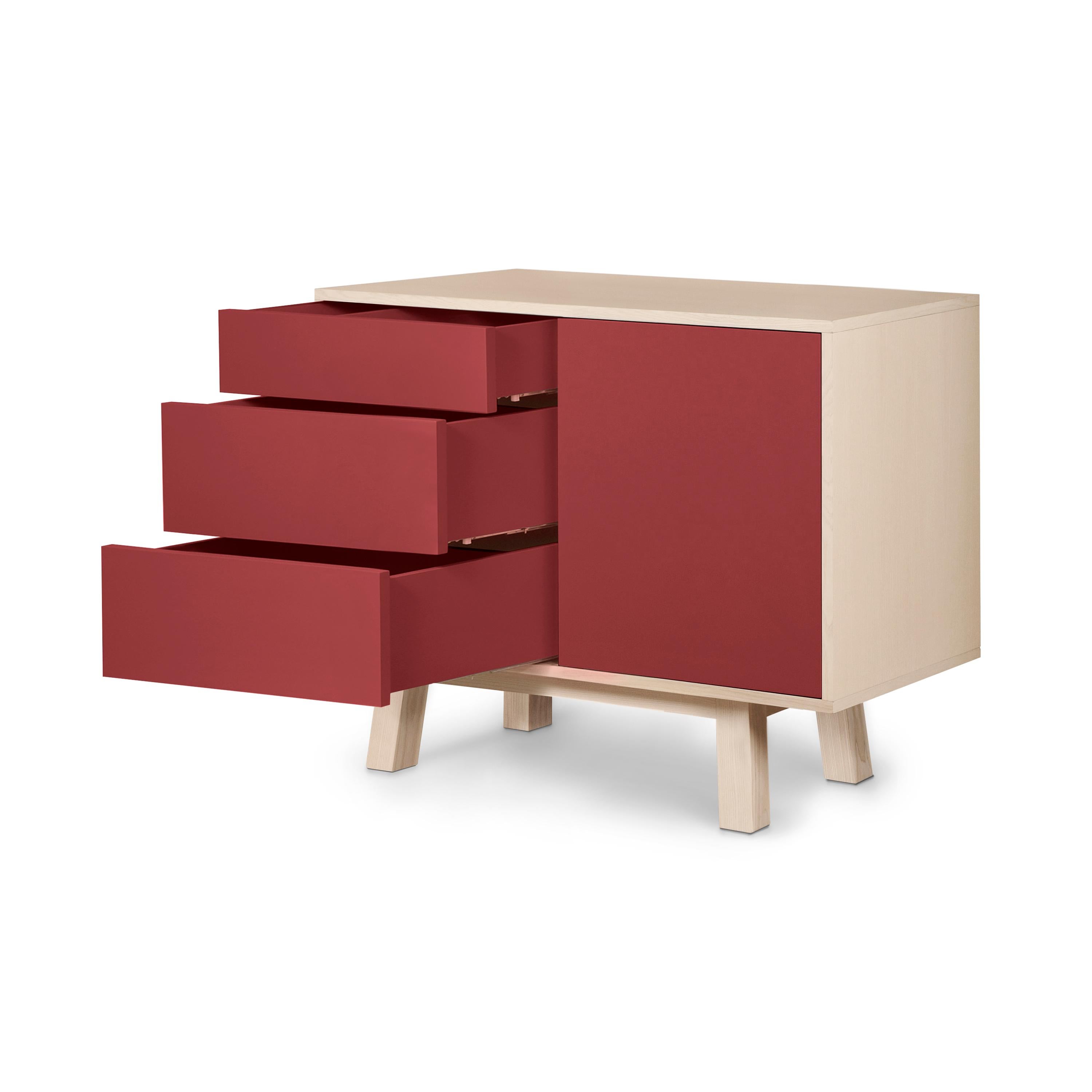 Este aparador de 1 puerta y 3 cajones ha sido diseñado por Eric Gizard - París.

Está fabricada al 100% en Francia con madera maciza de fresno, chapa de madera y puertas lacadas en paneles de MDF. 

Cada puerta y cada cajón se abren con una presión