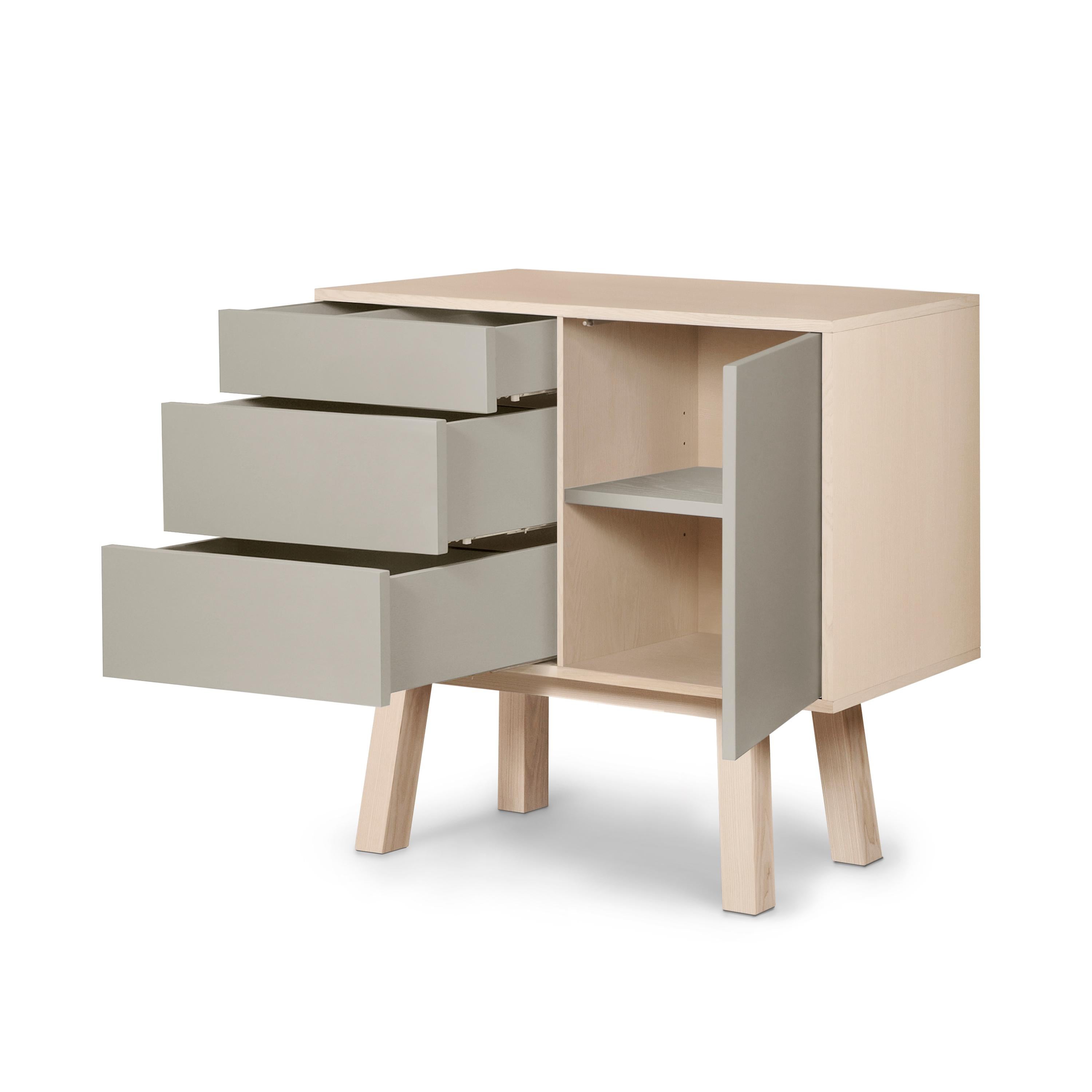 Este armario de 1 puerta y 3 cajones ha sido diseñado por Eric Gizard - París.

Está fabricada al 100% en Francia con madera maciza de fresno, chapa de madera y puertas lacadas en paneles de MDF. 

Cada puerta y cada cajón se abren con una presión