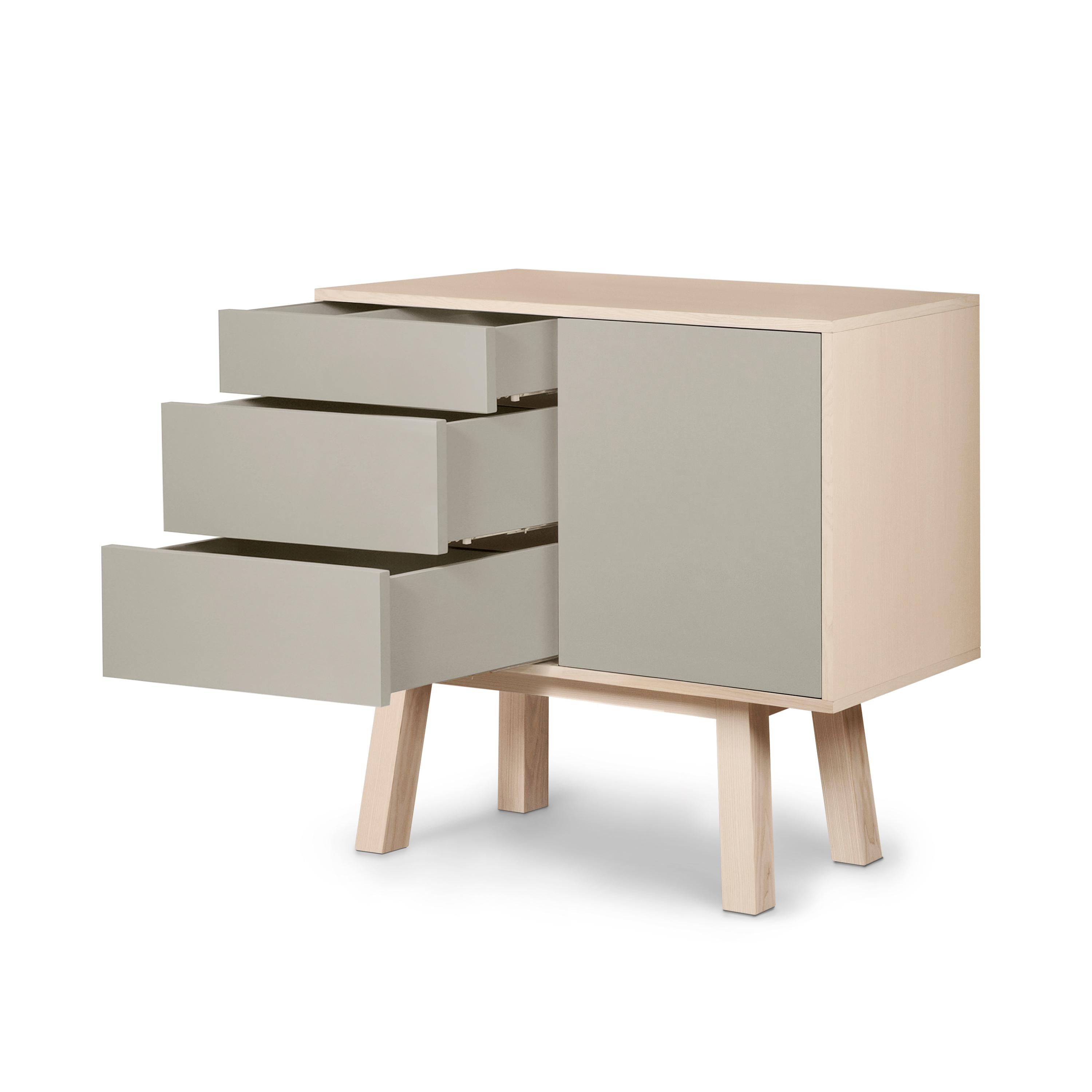 Aparador de madera de diseño francés artesanal gris claro de 1 puerta y 3 cajones París Escandinavo moderno en venta