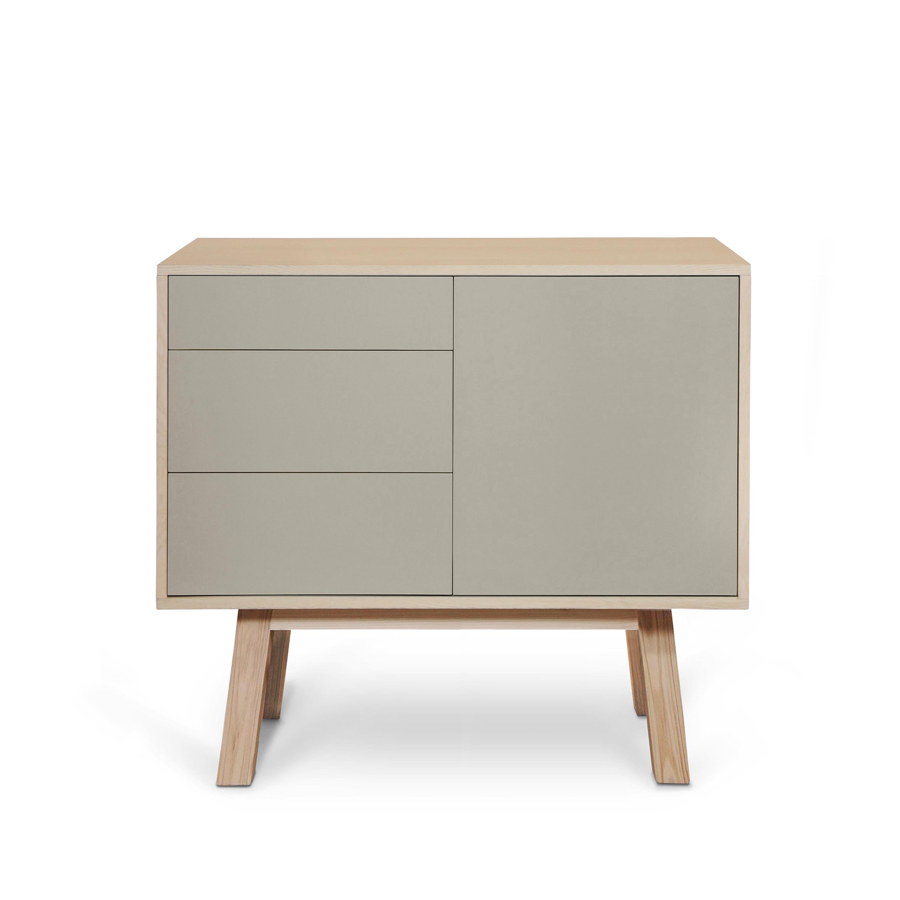Aparador de madera de diseño francés artesanal gris claro de 1 puerta y 3 cajones París Francés en venta