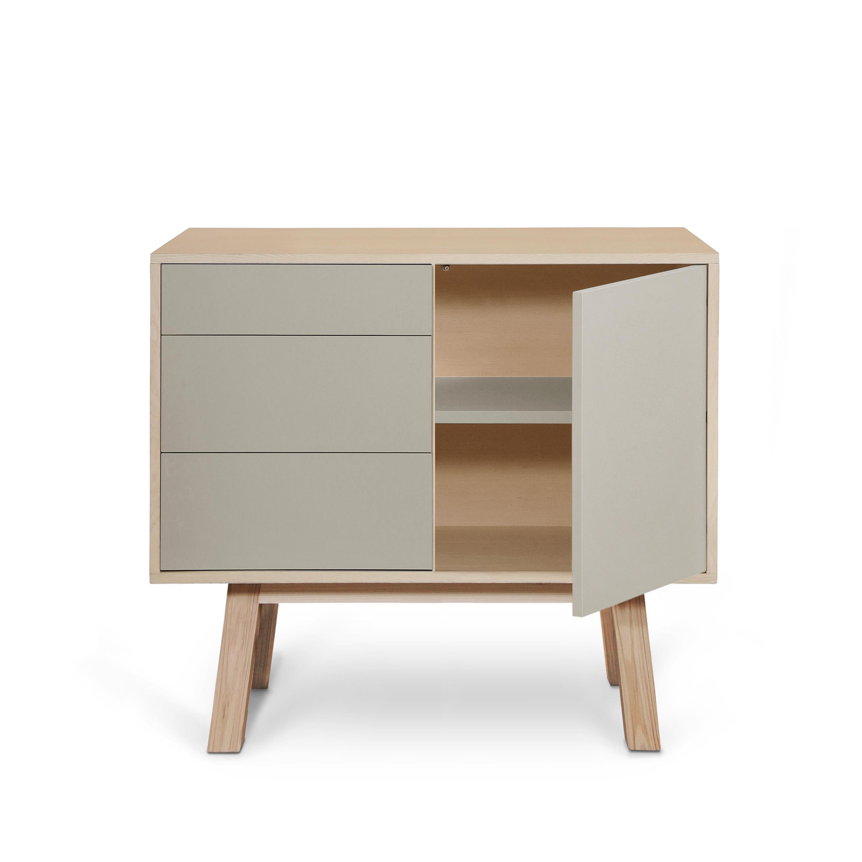 Aparador de madera de diseño francés artesanal gris claro de 1 puerta y 3 cajones París Lacado en venta
