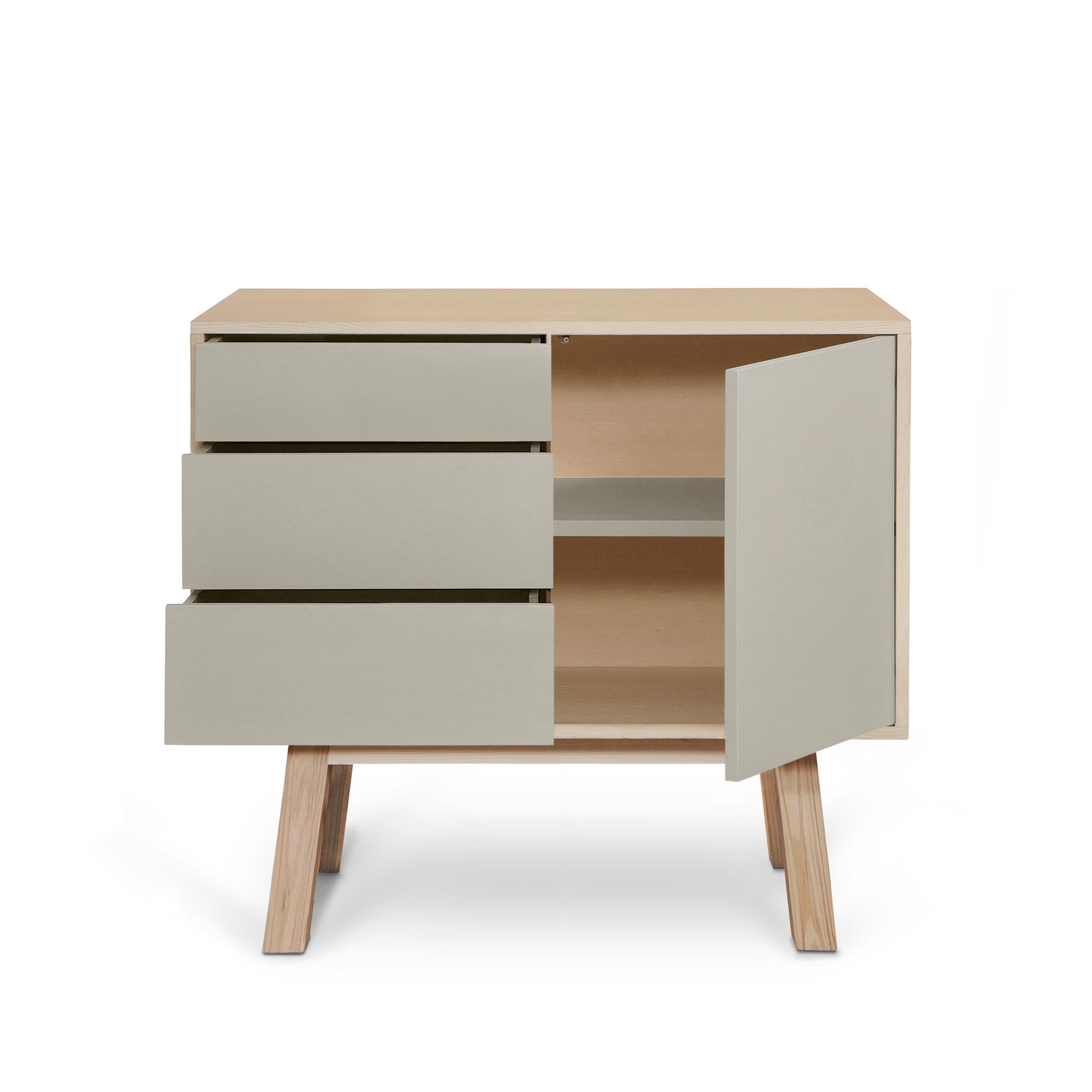 Aparador de madera de diseño francés artesanal gris claro de 1 puerta y 3 cajones París en Nuevo estado para la venta en Landivy, FR
