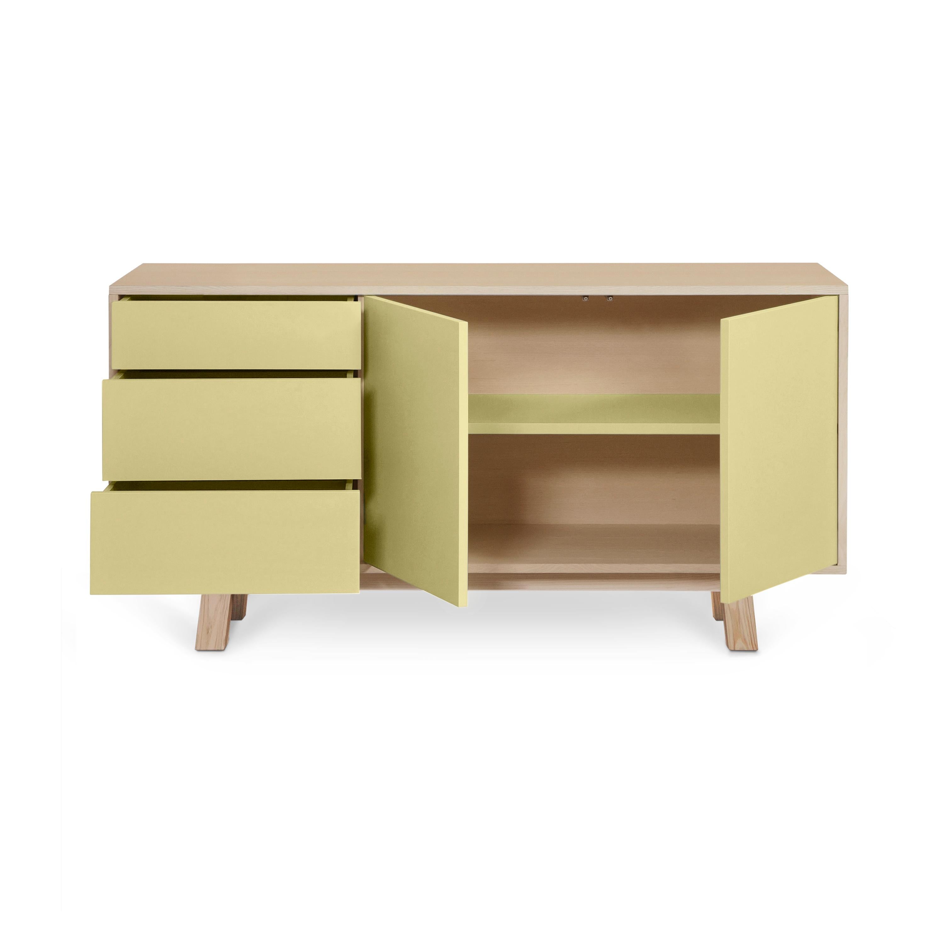 Questa credenza bassa a 2 ante e 3 cassetti è stata disegnata da Eric Gizard - Parigi.

È realizzato al 100% in Francia con legno massiccio di frassino, impiallacciatura e ante laccate in pannelli MDF. 

Ogni sportello e ogni cassetto si apre con