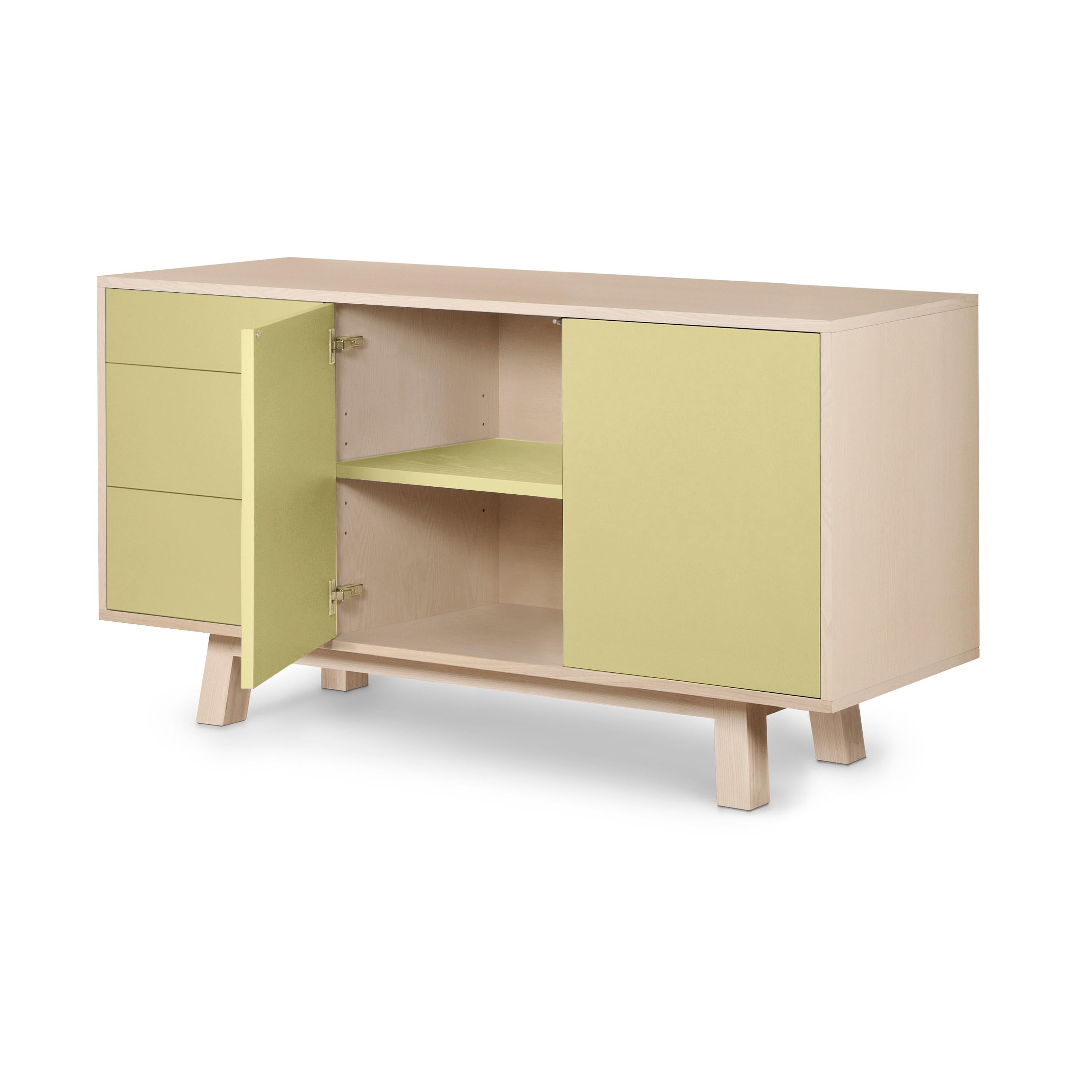 Scandinavo moderno Credenza artigianale francese di design giallo chiaro a 2 ante e 3 cassetti in legno KUBE in vendita